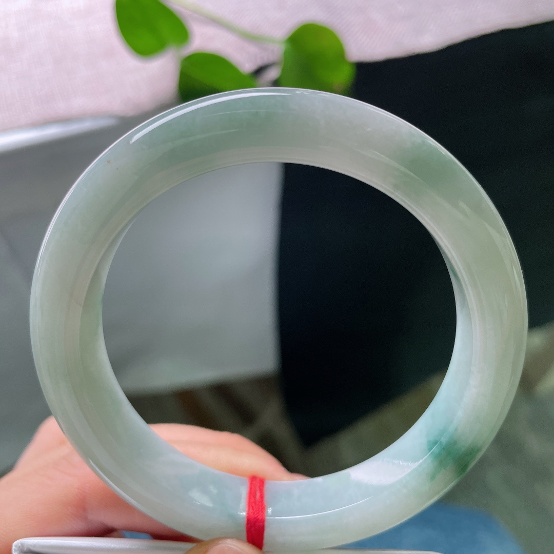 飘花正圈，内纹，清新淡雅的飘花玉镯，花色随性自然，尽显从容脱俗气质。ss56909a