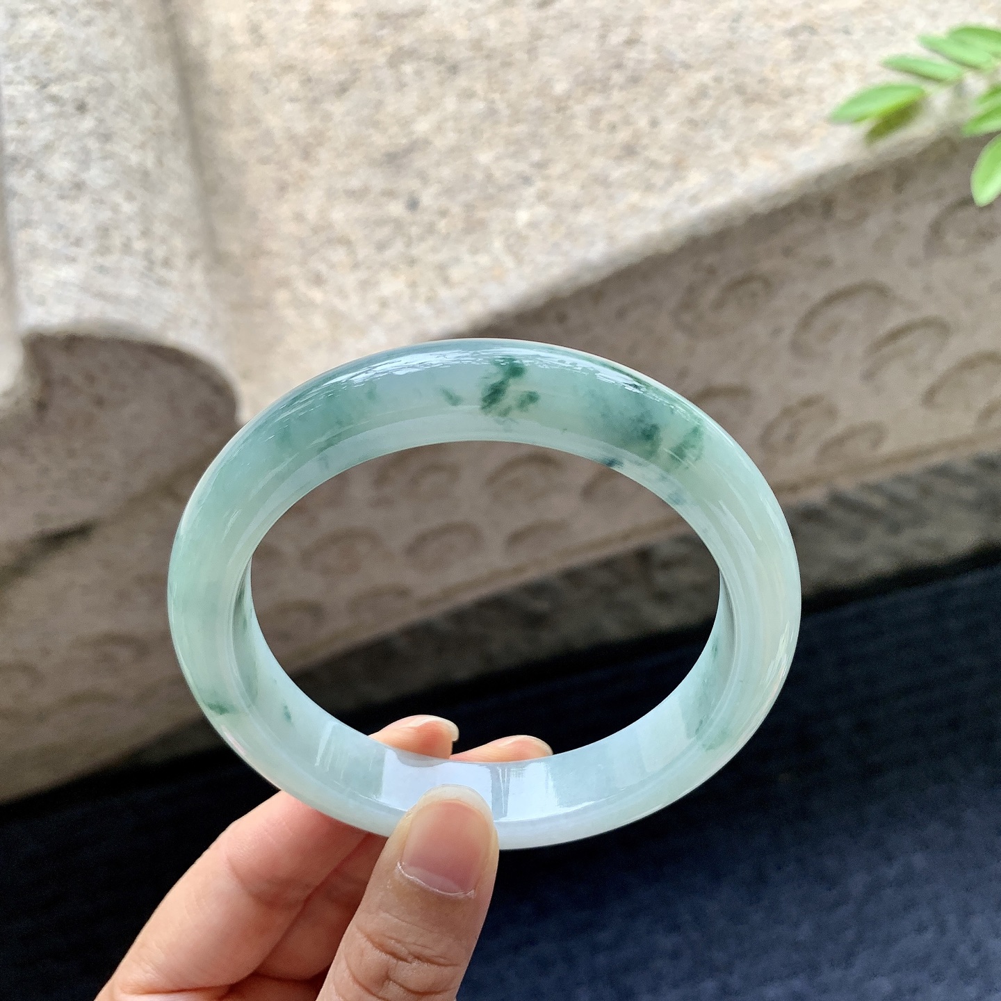 正圈61 62，圈口62.8/12.5/9，编码W6080434，描述细糯飘花，水润，种老，细腻，无裂。