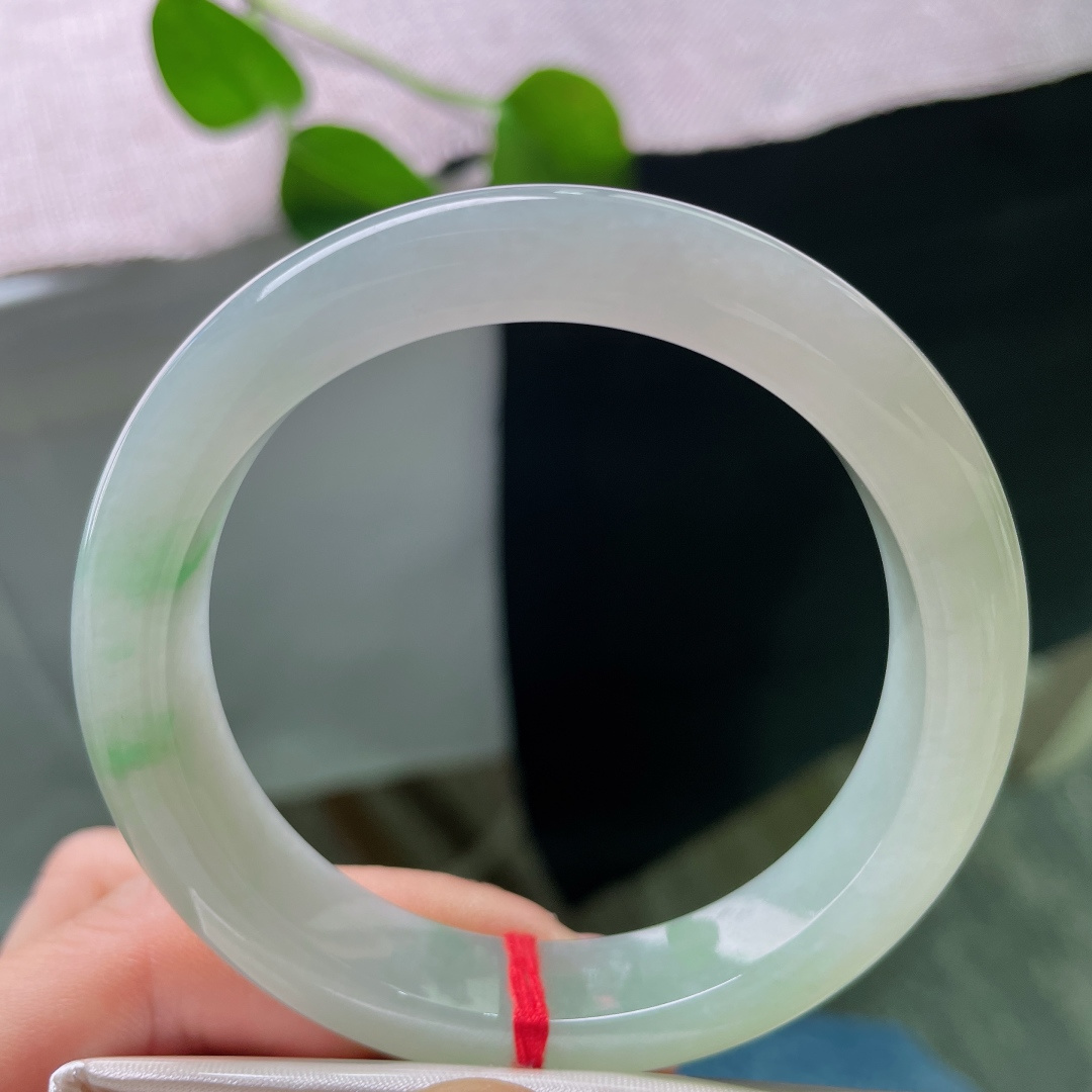 56/12/8.8，飘绿正圈，皮纹，清润玉底点缀一抹翠色，光泽柔和内敛，不张扬却独具韵味，ss56944a