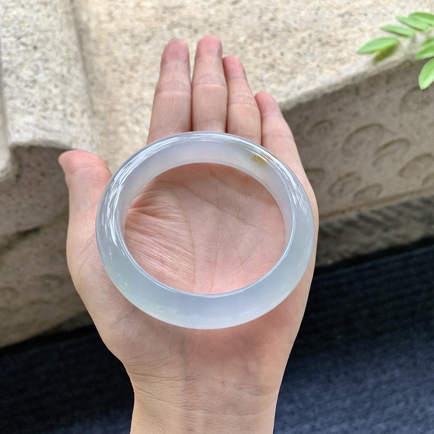 正圈54 55，圈口55.3/12.2/8.6，编码H9080421，冰糯春彩，飘黄翡，水润，种老，细腻，无裂。
