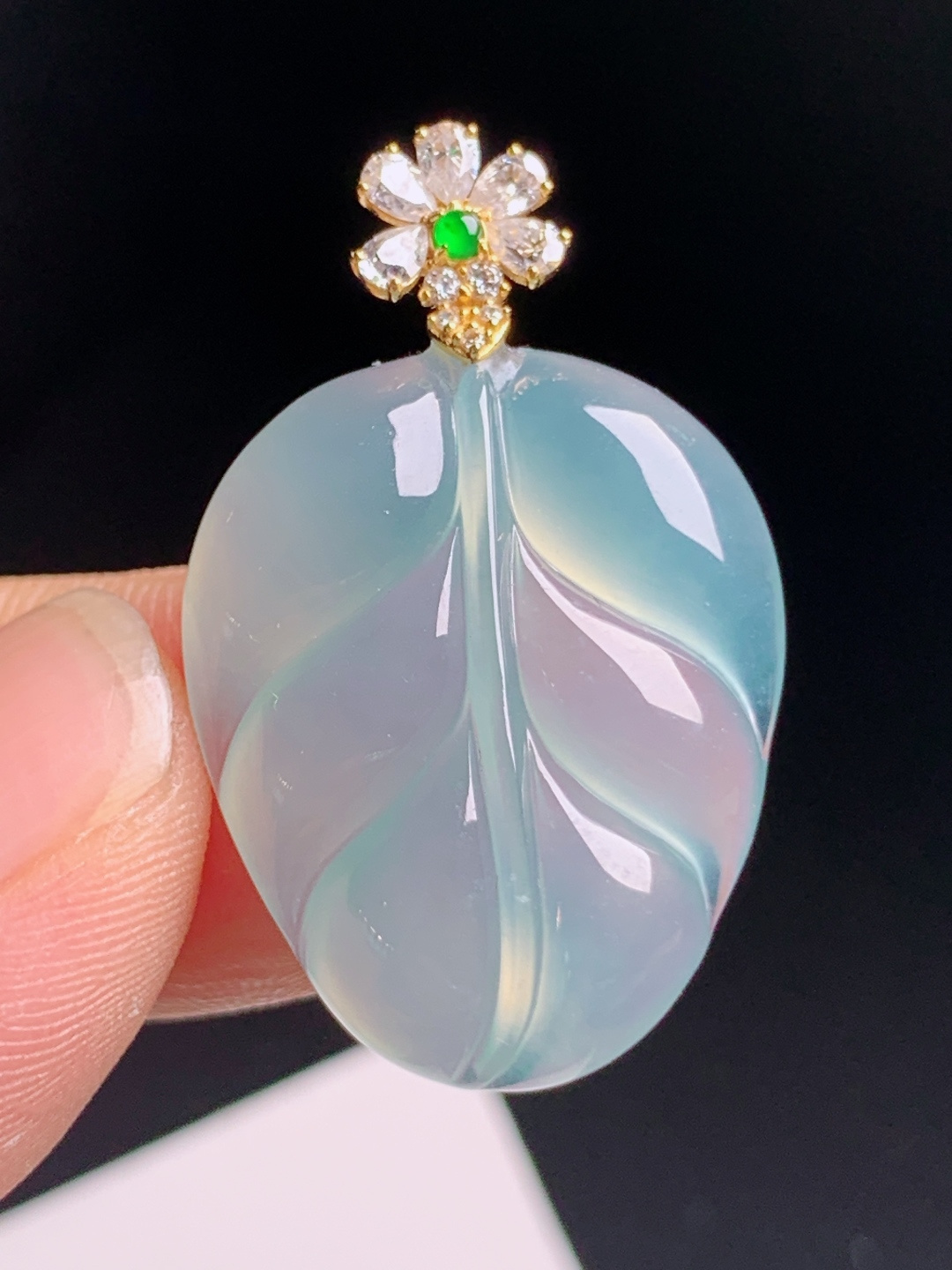 ️ 冰种树叶吊坠，钻石花扣配绿翡，底色清透莹润，叶片舒展自然 裸石25.3-20.5-5.6 整体