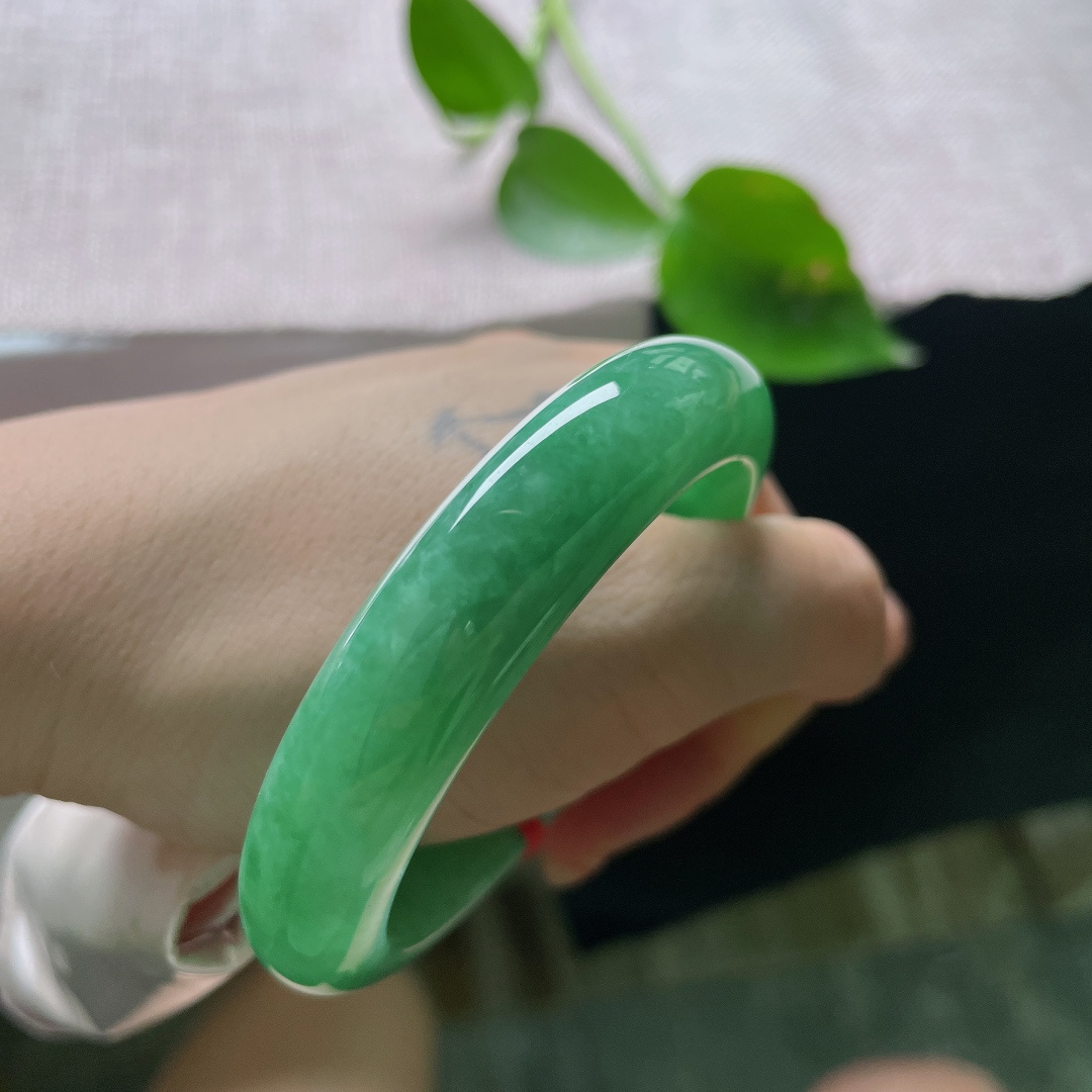 53.3/12.3/8.4，绿底正圈，偏爱这抹匀净绿底，玉质细腻油润，抬手便是低调温润的东方氛围，有皮纹，贵气上手耐看，ss56326a
