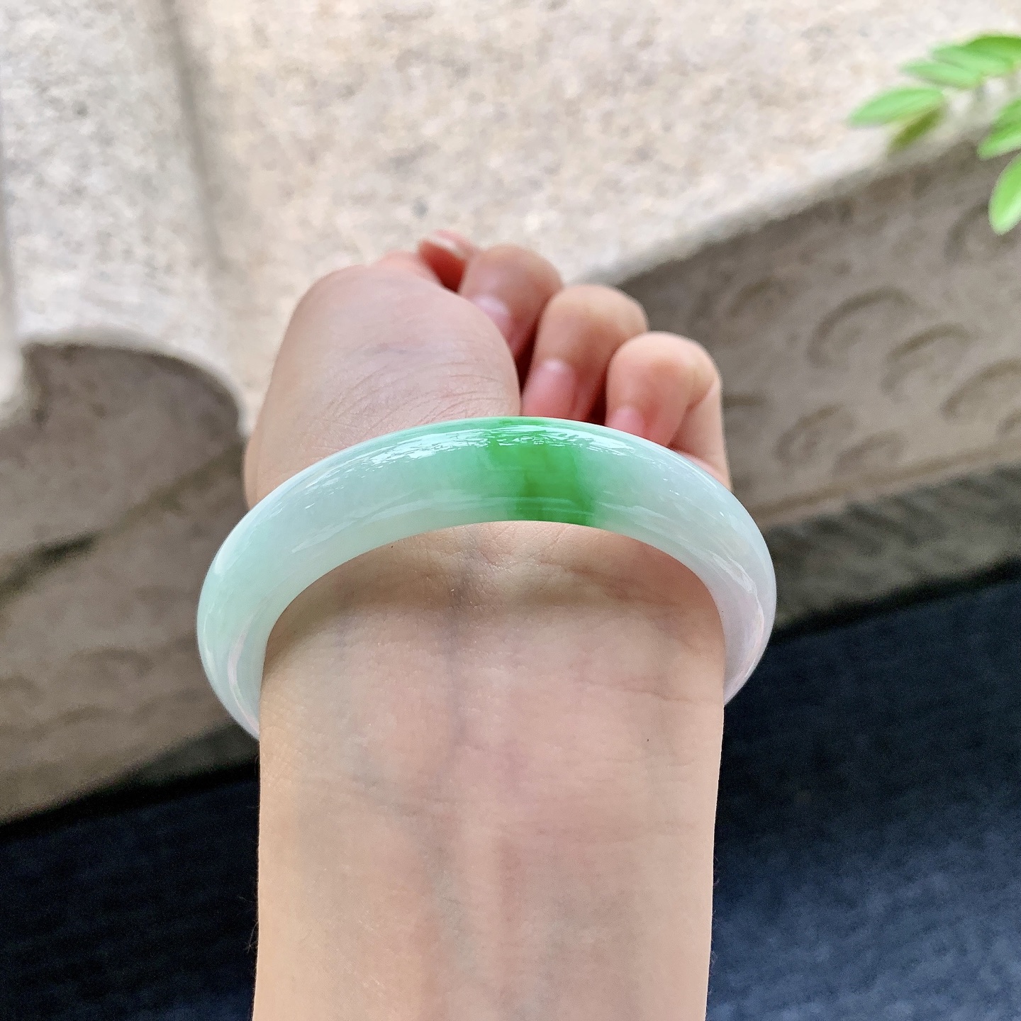 正圈51 52，圈口52.9/11.2/7.9，编码W6080432，糯冰阳绿，水润，种老，细腻，有纹线