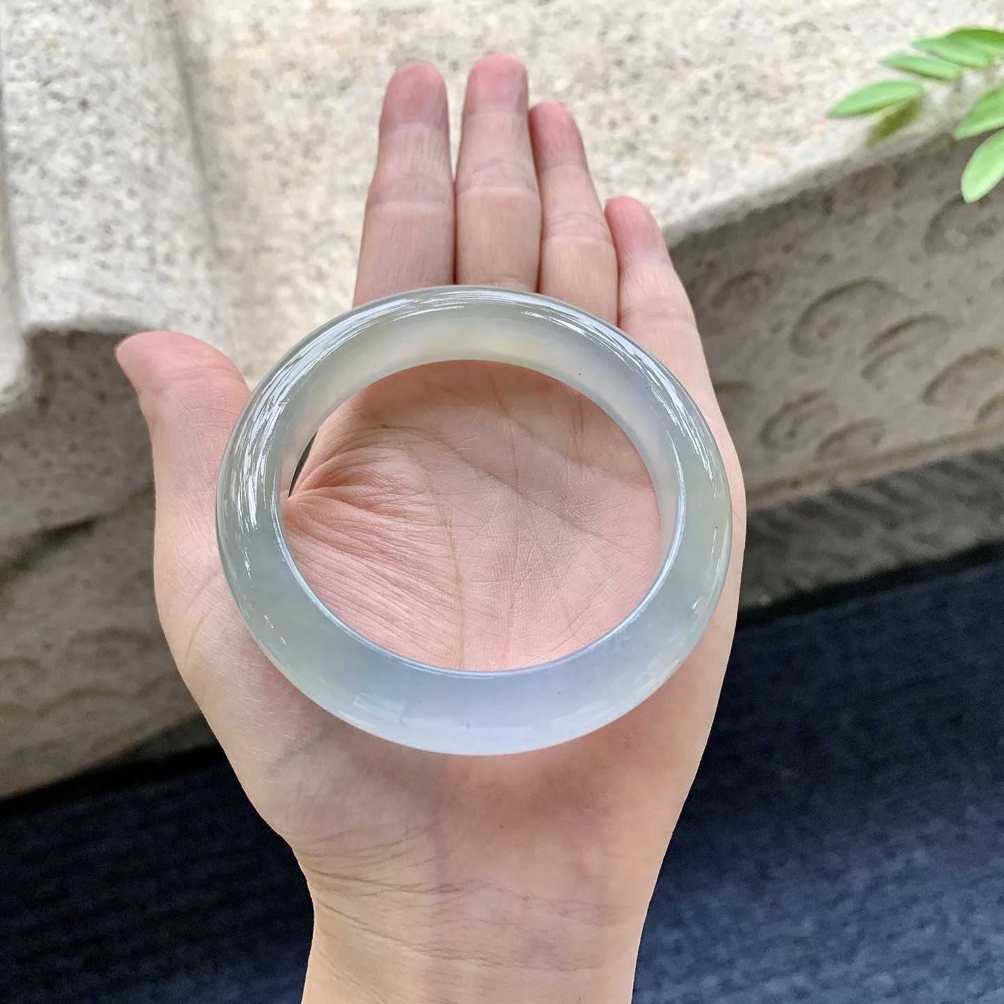 正圈55 56，圈口56.4/12.5/9.2，编码H9080417，冰糯飘黄翡，清透，水润，种老，细腻，无裂。