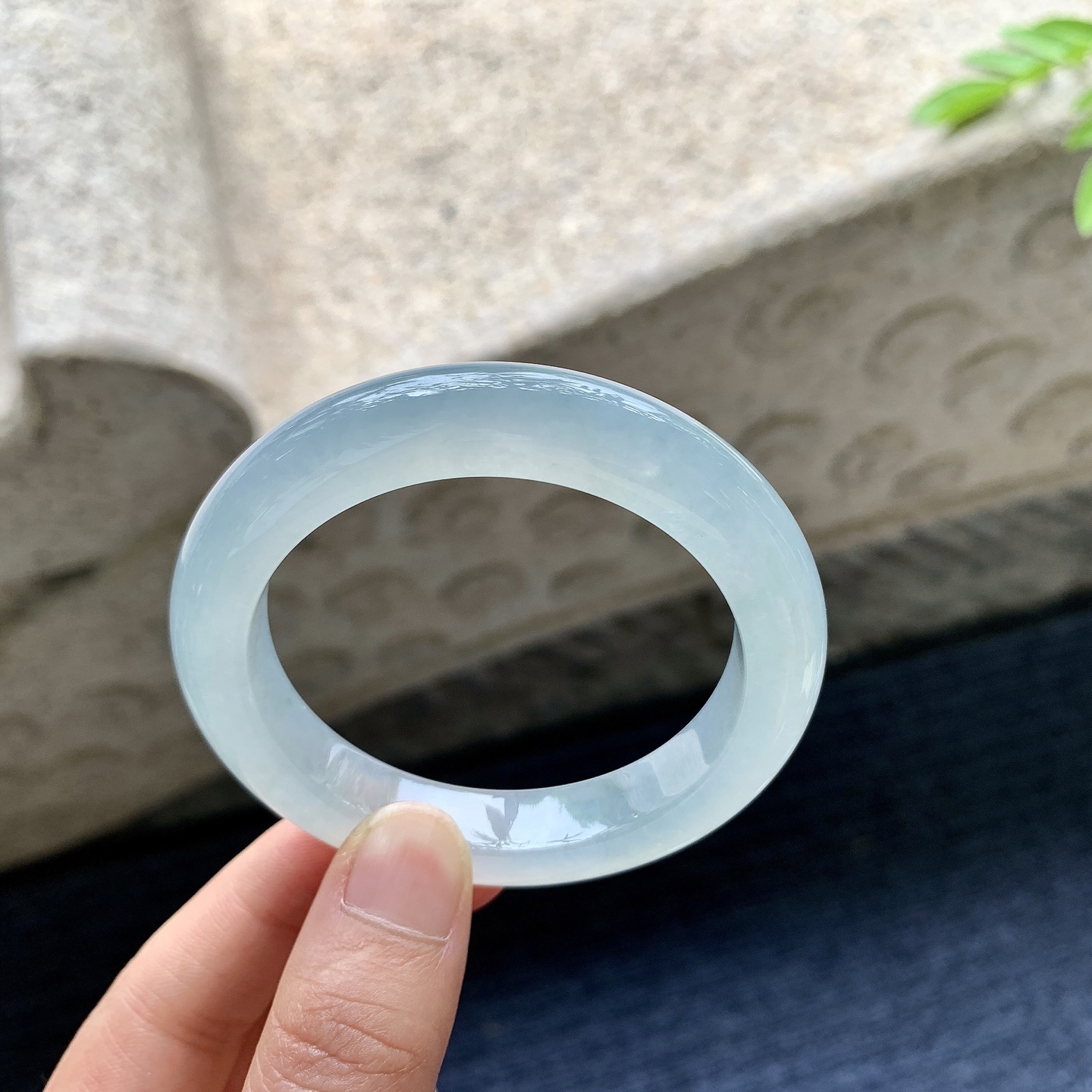 正圈49 50，圈口50.4/10.2/9，编码H9080405，描述冰糯晴底，水润，种老，细腻，无裂。