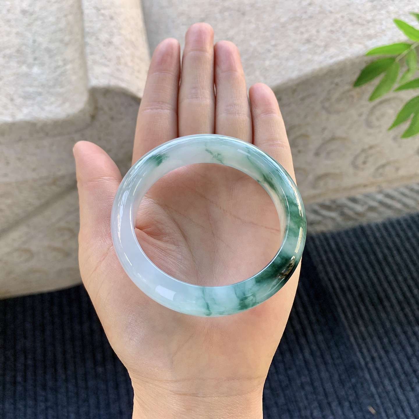 正圈53 54，圈口54.5/13.8/8.2，编码A1080231，冰糯飘花，水润，种老，细腻，无裂。