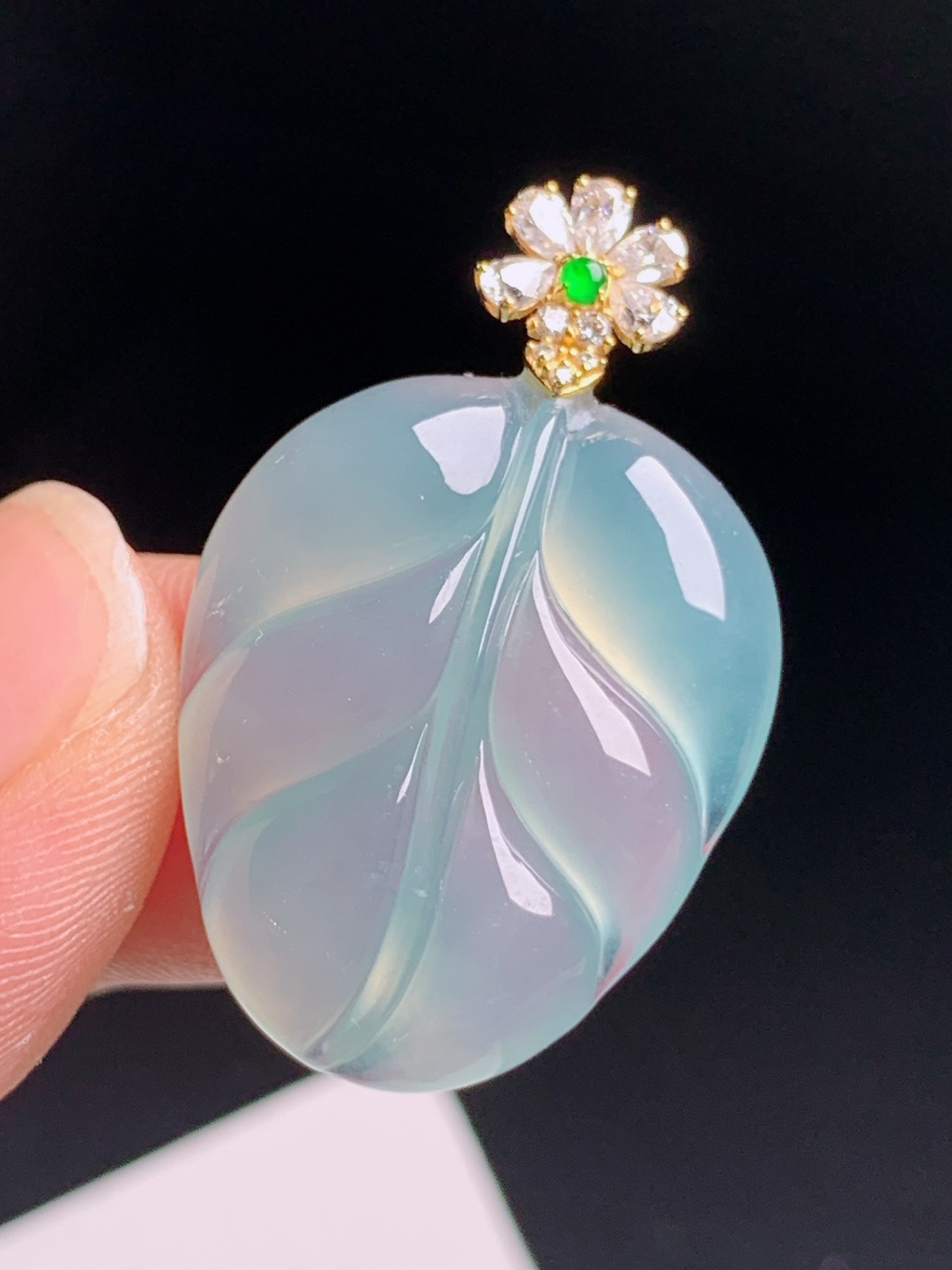 ️ 冰种树叶吊坠，钻石花扣配绿翡，底色清透莹润，叶片舒展自然 裸石25.3-20.5-5.6 整体32.9 530730