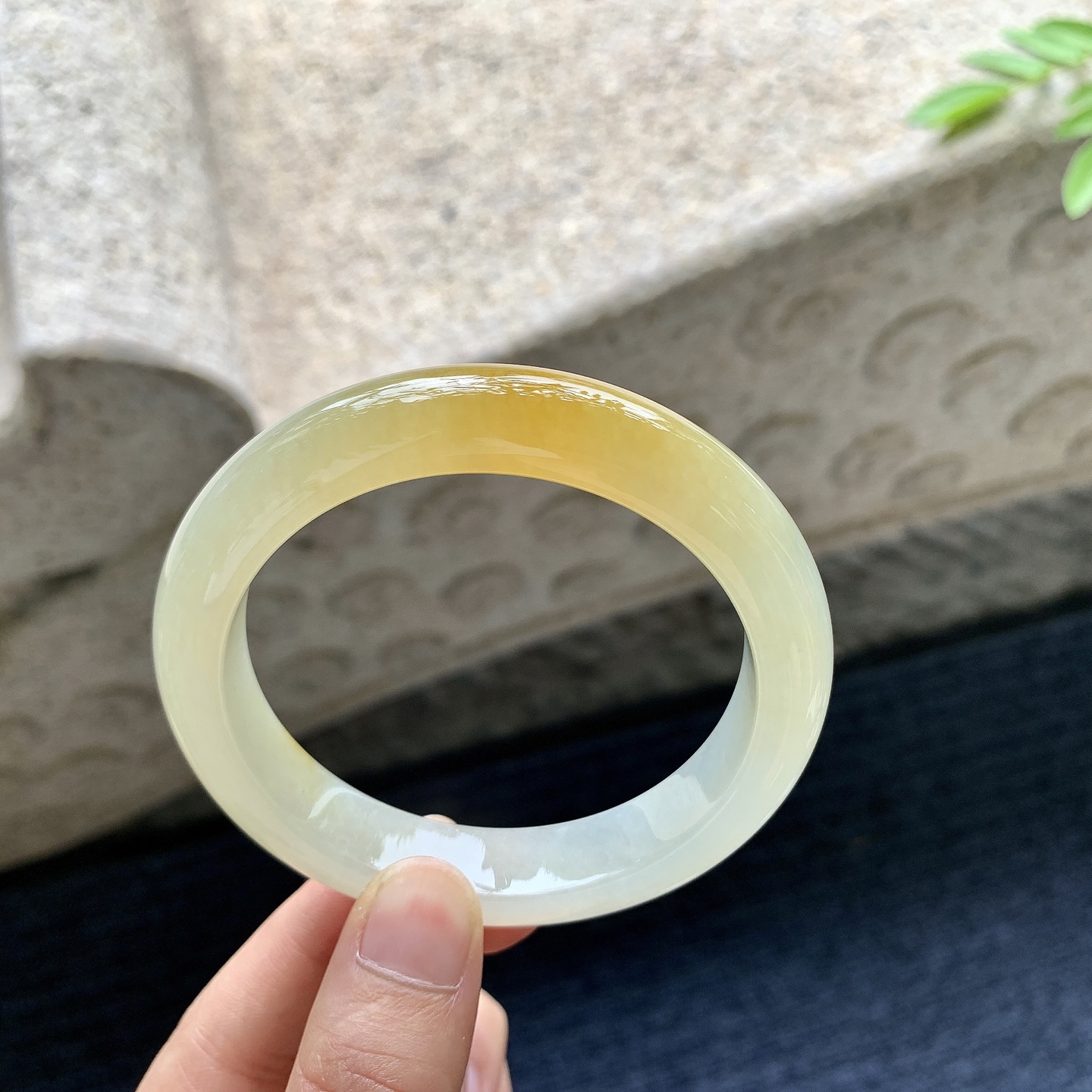 正圈56 57，圈口57.7/12.2/9，编码J7080426，描述冰糯黄翡，水润，种老，细腻，打灯有棉线
