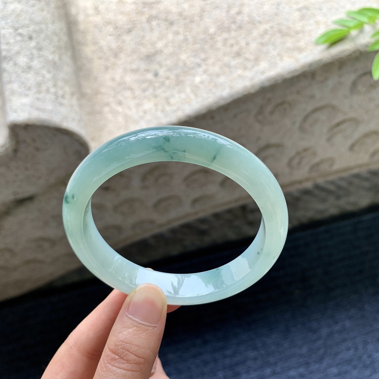 正圈60 61，圈口61.4/12.5/8.2，编码AD080419，细糯飘花，水润，种老，细腻，无裂。