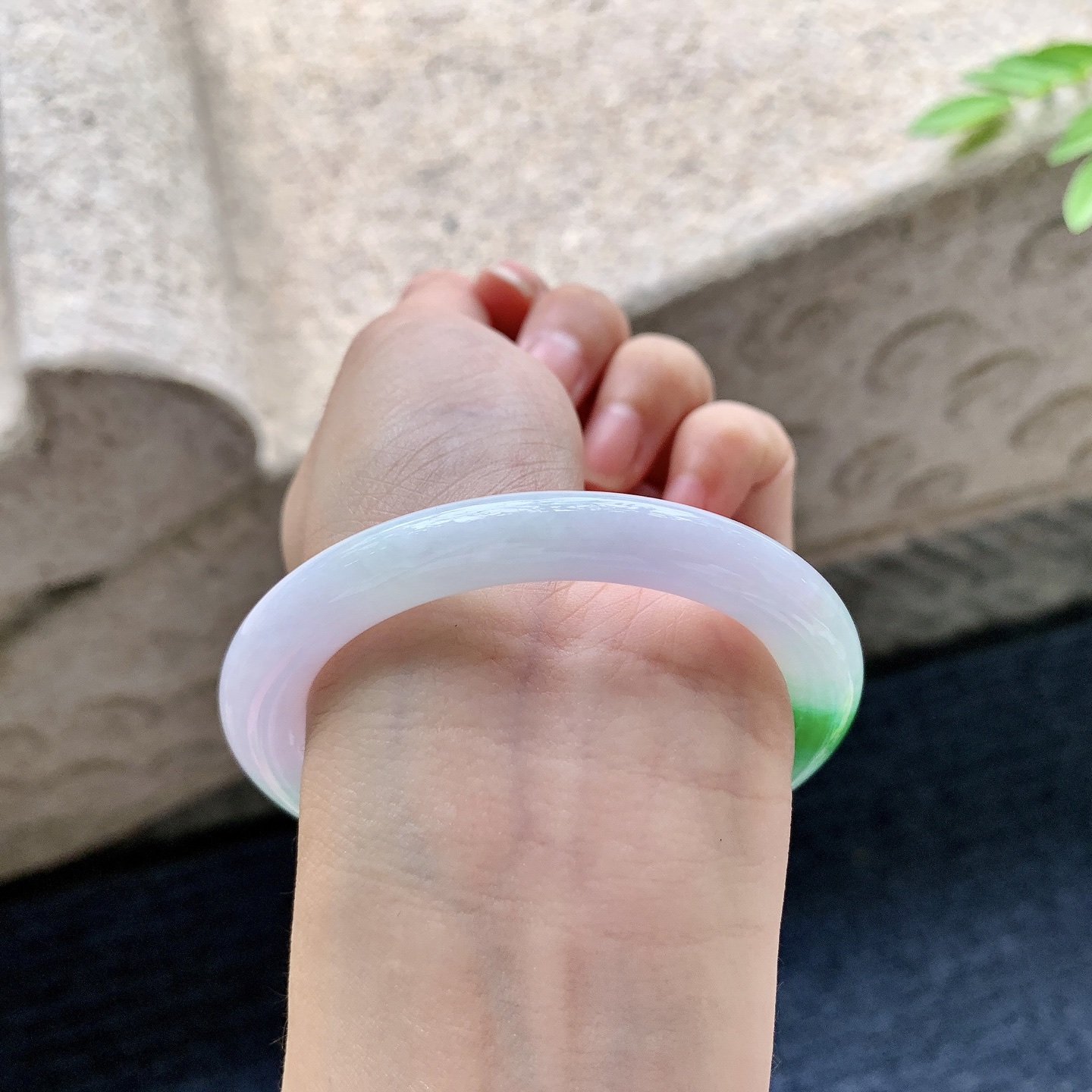 圆条53 54，细糯飘阳绿，水润，种老，细腻，无裂。