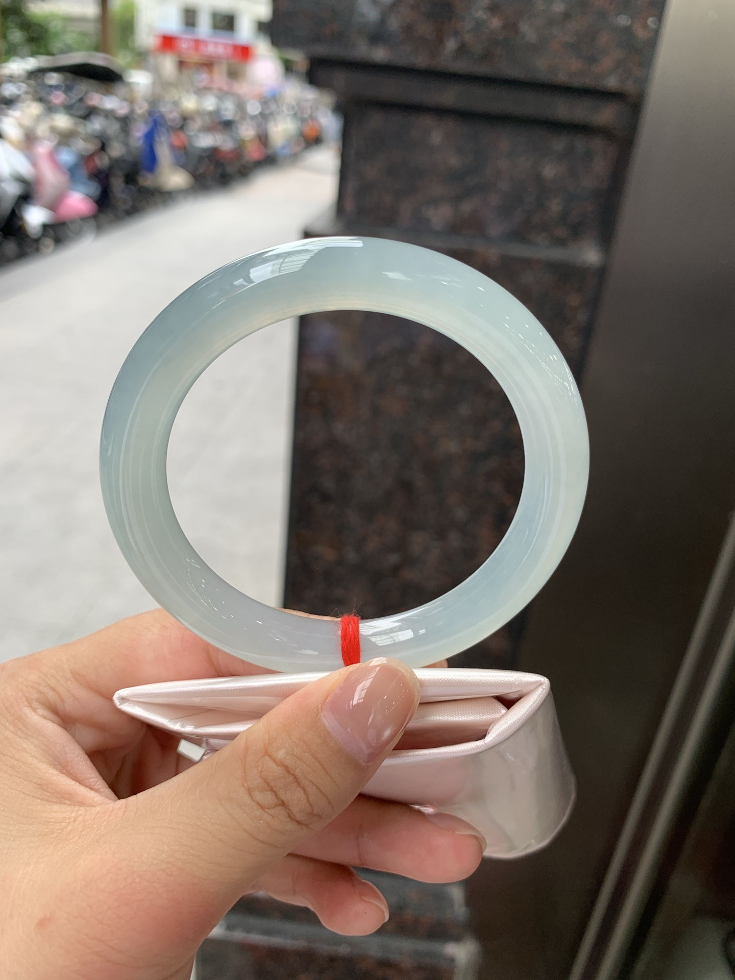 冰蓝圆条，底妆胶润细腻，千变万化的冰晴蓝底色，拥有海的颜色，却散发着星空的光芒，这是一只来自冰川蓝