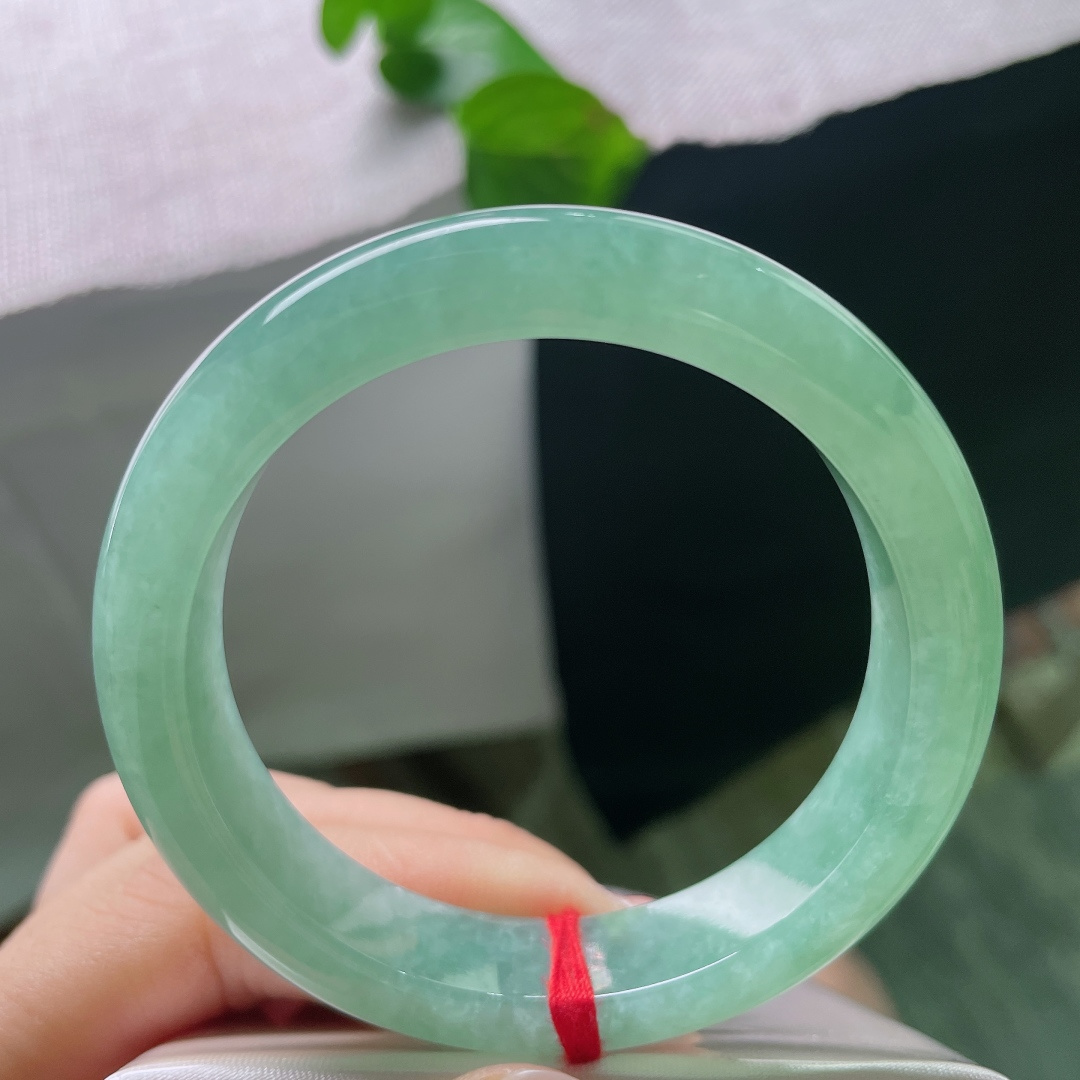 绿底正圈，无裂，满圈清甜苹果绿翡翠镯，玉面莹润透亮，柔光流转尽显珠光宝气，贵气清新动人。ss57051a