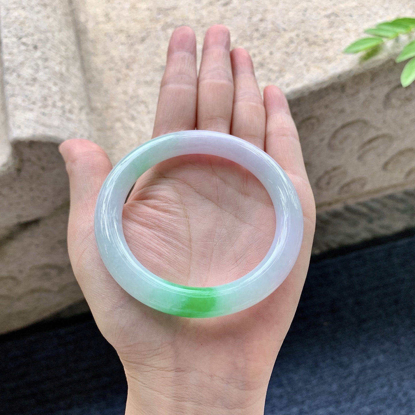 圆条53 54，细糯飘阳绿，水润，种老，细腻，无裂。