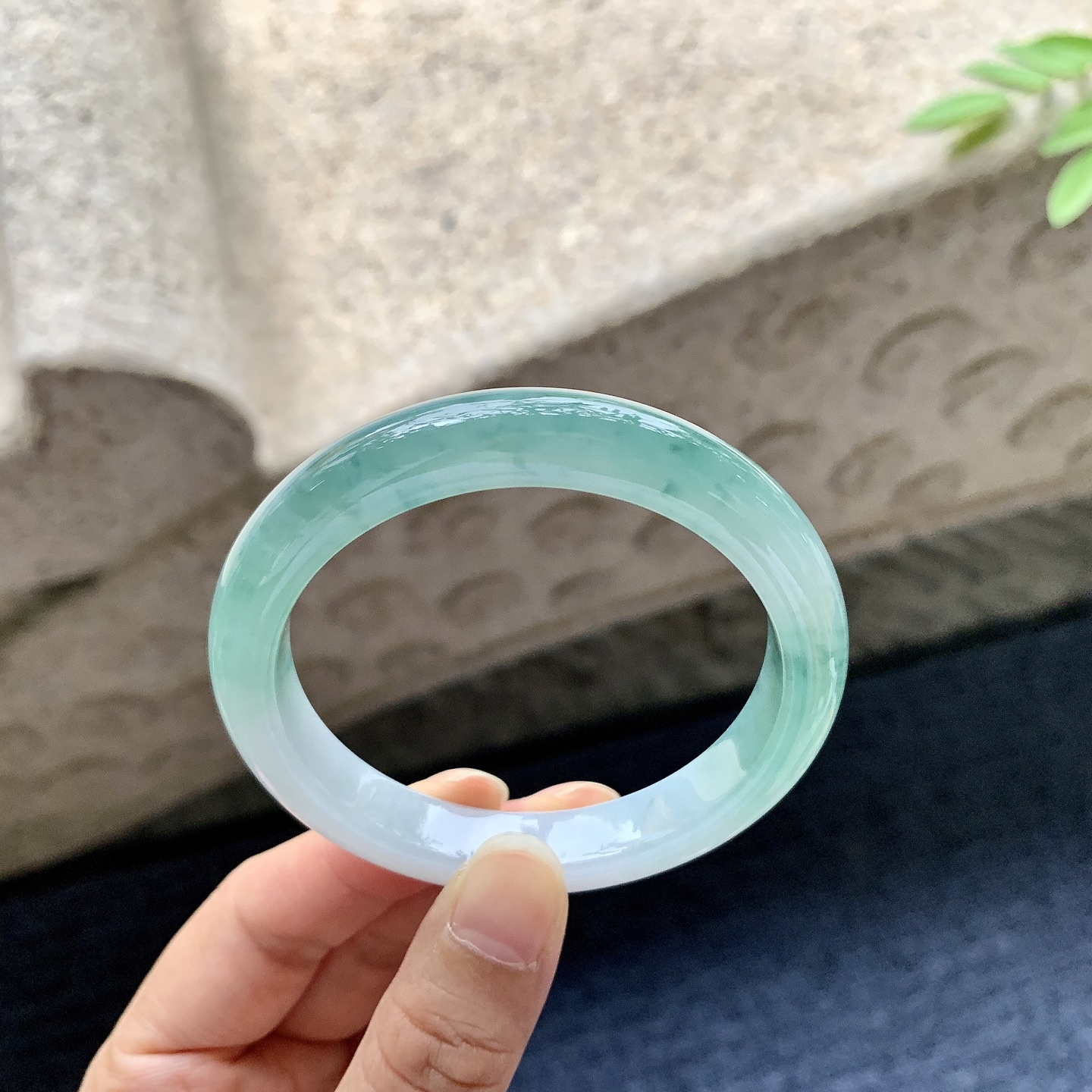 正圈52 53，圈口53.3/10/7.8，编码AD080415，描述：细糯飘绿花，水润，种老，细腻，打灯有絮线