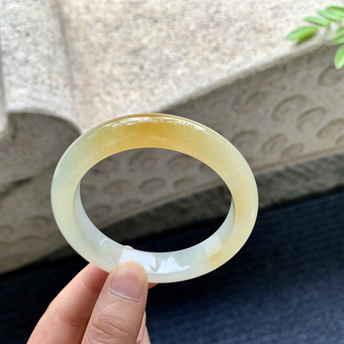 正圈56 57，圈口57.7/12.2/9，编码J7080426，描述冰糯黄翡，水润，种老，细腻，打灯有棉线