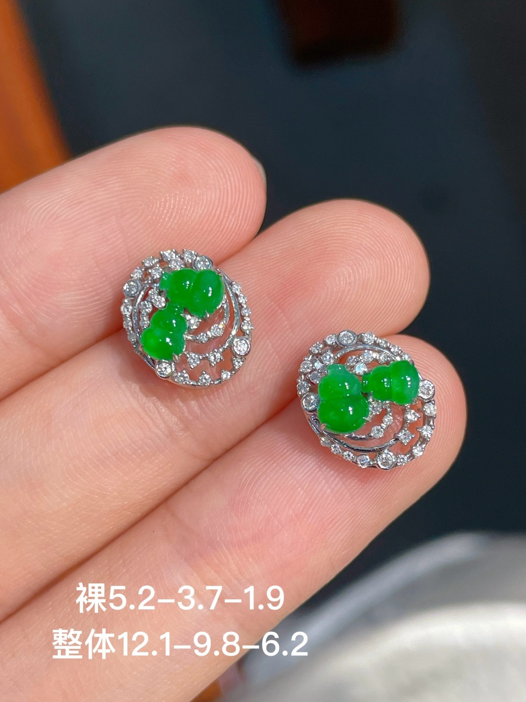 阳绿葫芦耳钉，无裂，18k金镶嵌，强烈推荐，12.1-9.8-6.2