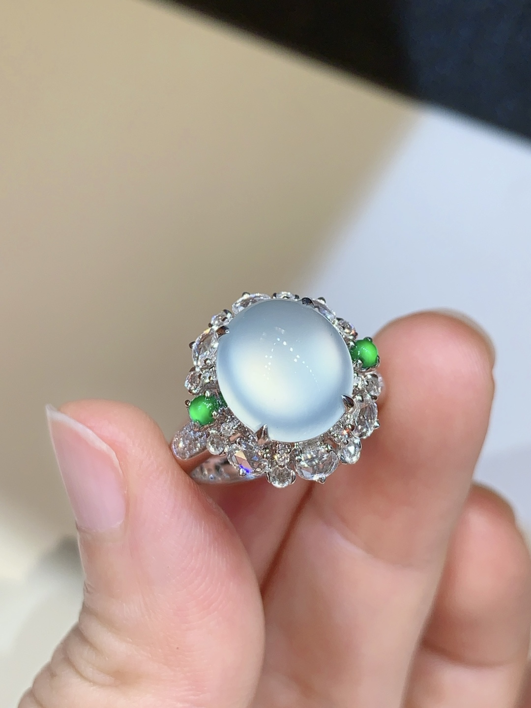 清冷感的代名词 翡翠冰种蛋面戒指 溶于水的品质 ~上手闪闪发光 ️