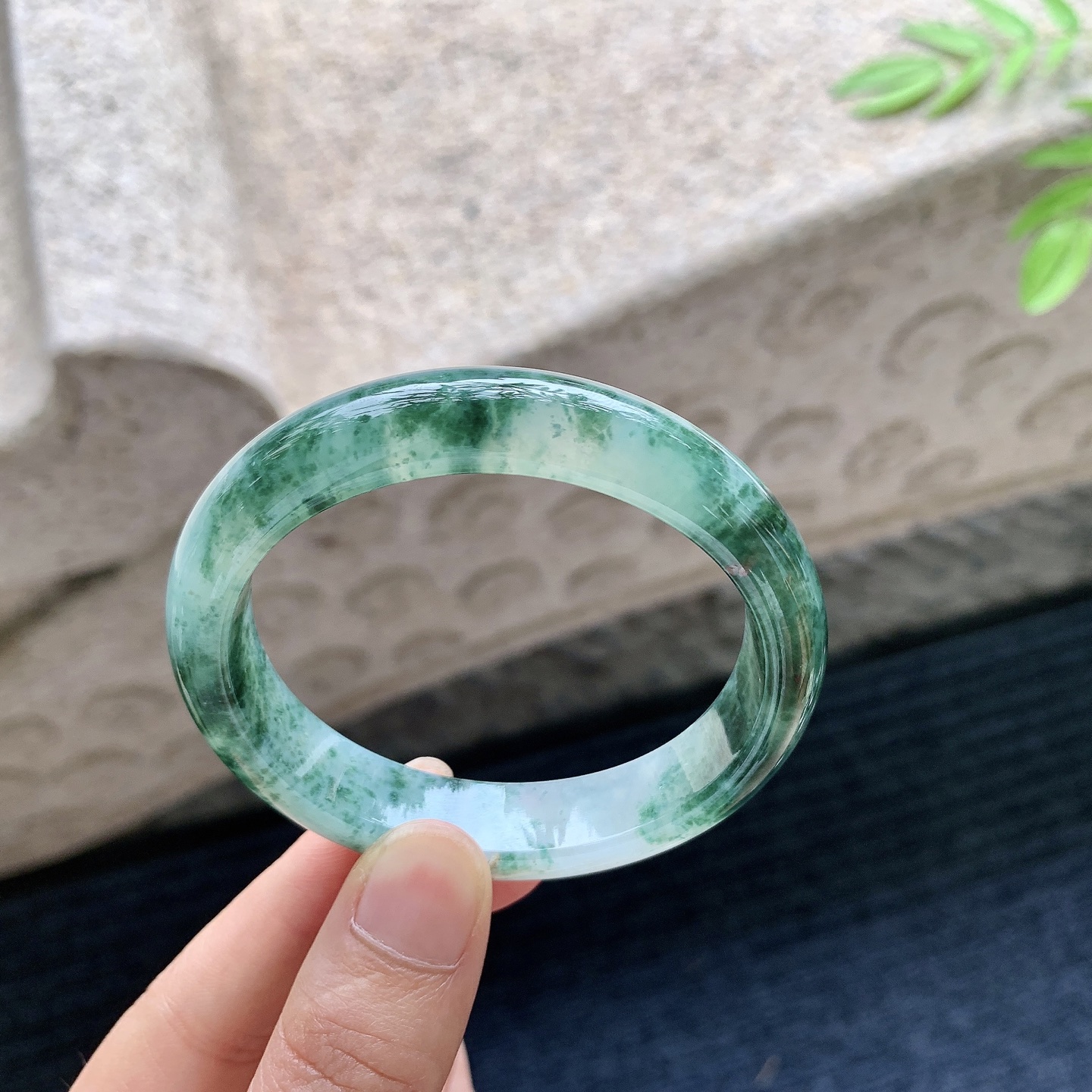 糯冰飘花，水润，种老，细腻，打灯有絮线