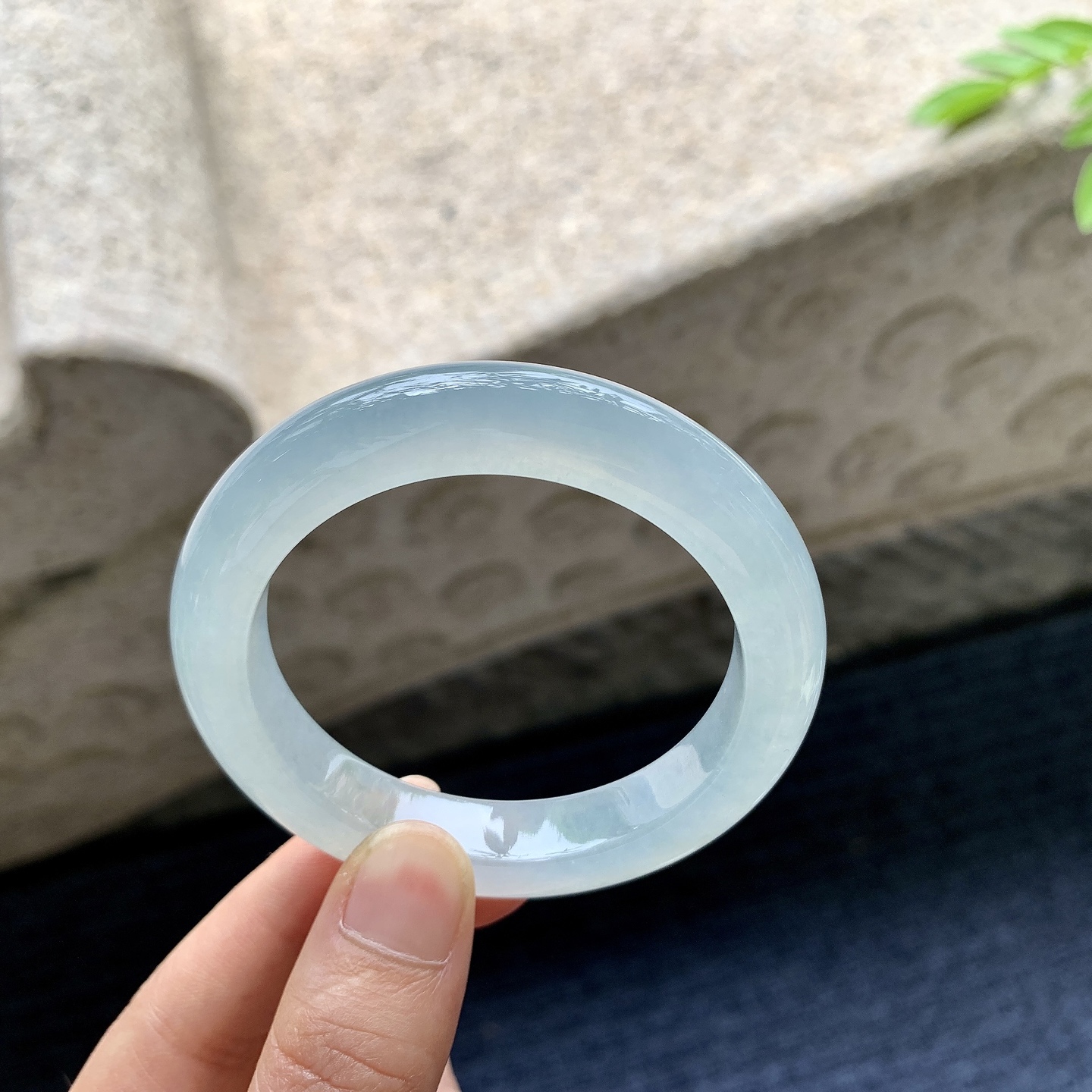 正圈49 50，圈口50.4/10.2/9，编码H9080405，描述冰糯晴底，水润，种老，细腻，无裂。