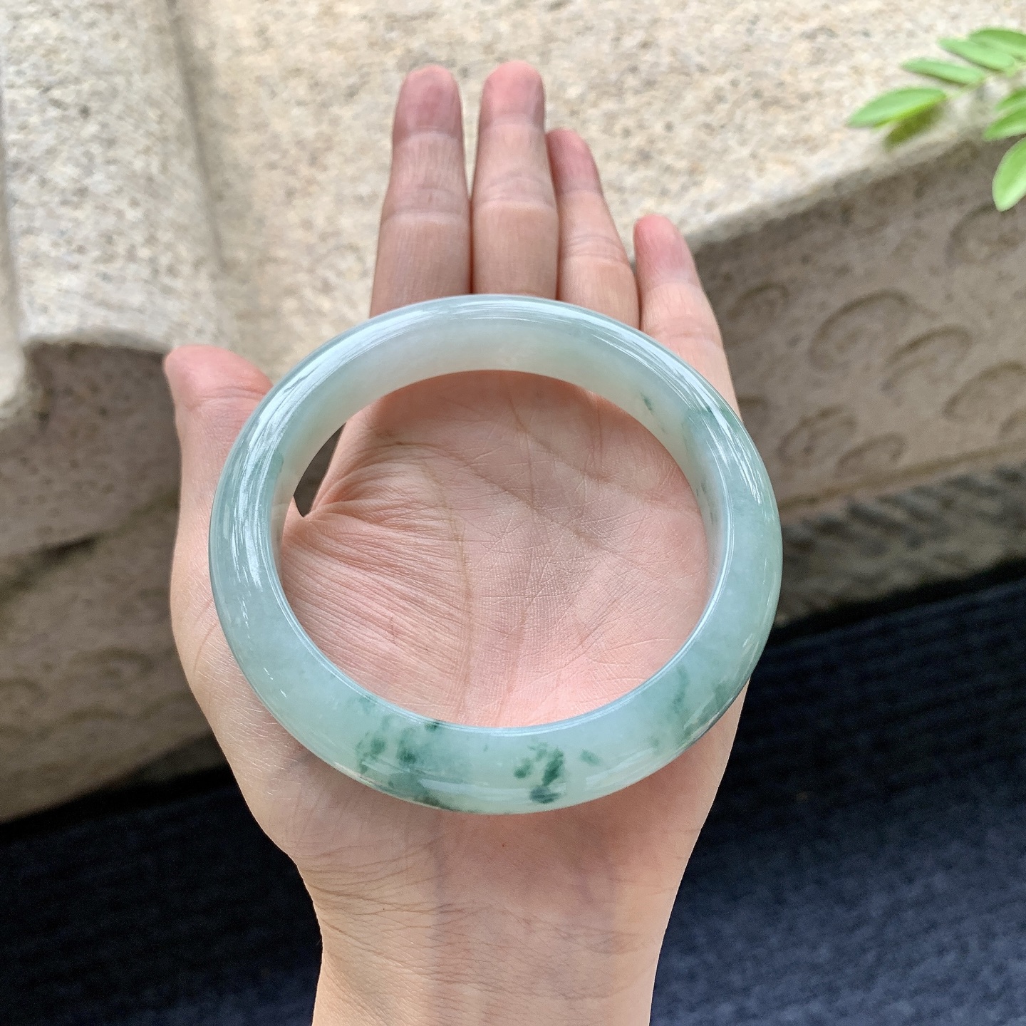 正圈61 62，圈口62.8/12.5/9，编码W6080434，描述细糯飘花，水润，种老，细腻，无裂。