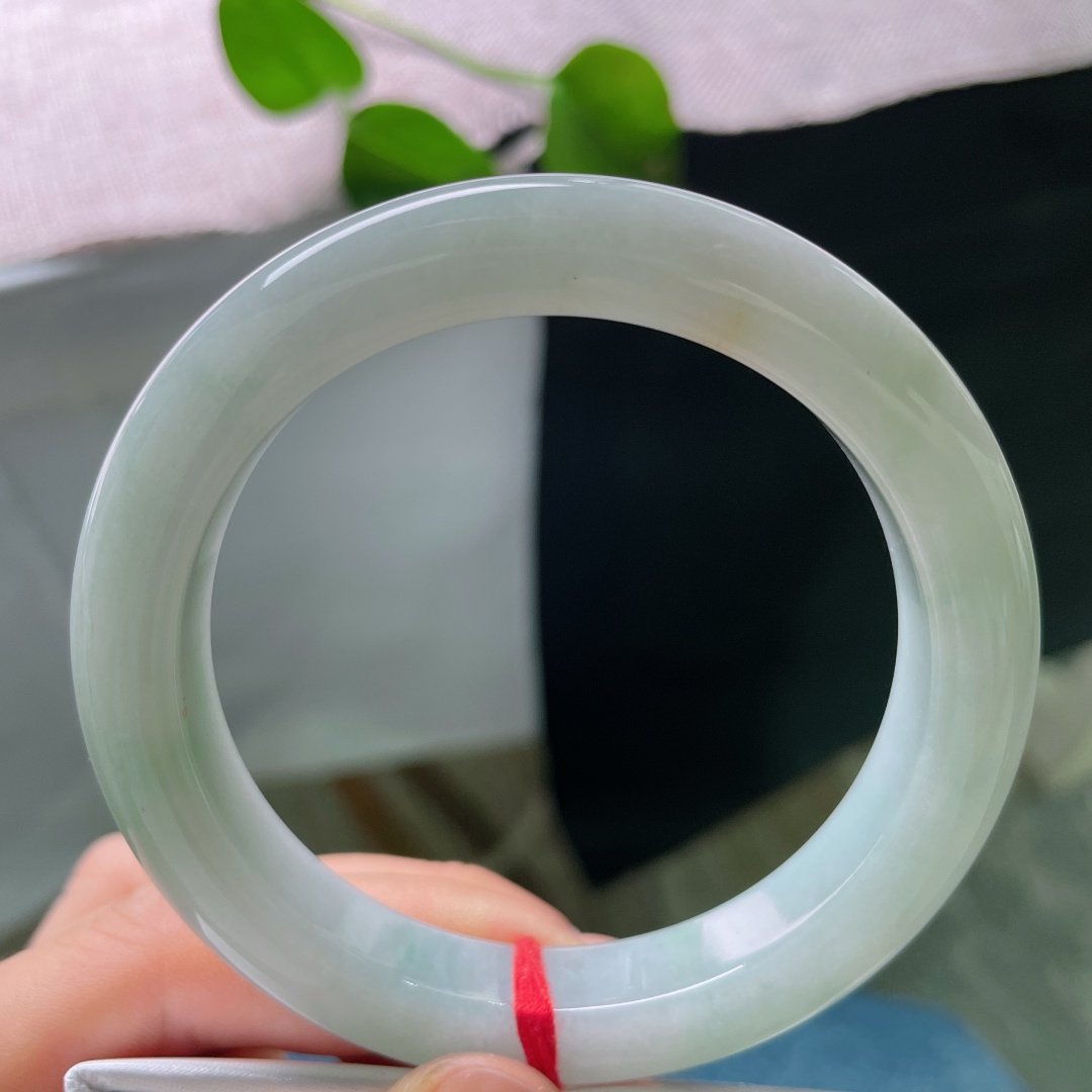 57.8/11.0/9.9，绿底正圈，无裂，淡淡晴绿铺满镯身，柔光静谧，尽显东方女子恬淡气质。ss56920a
