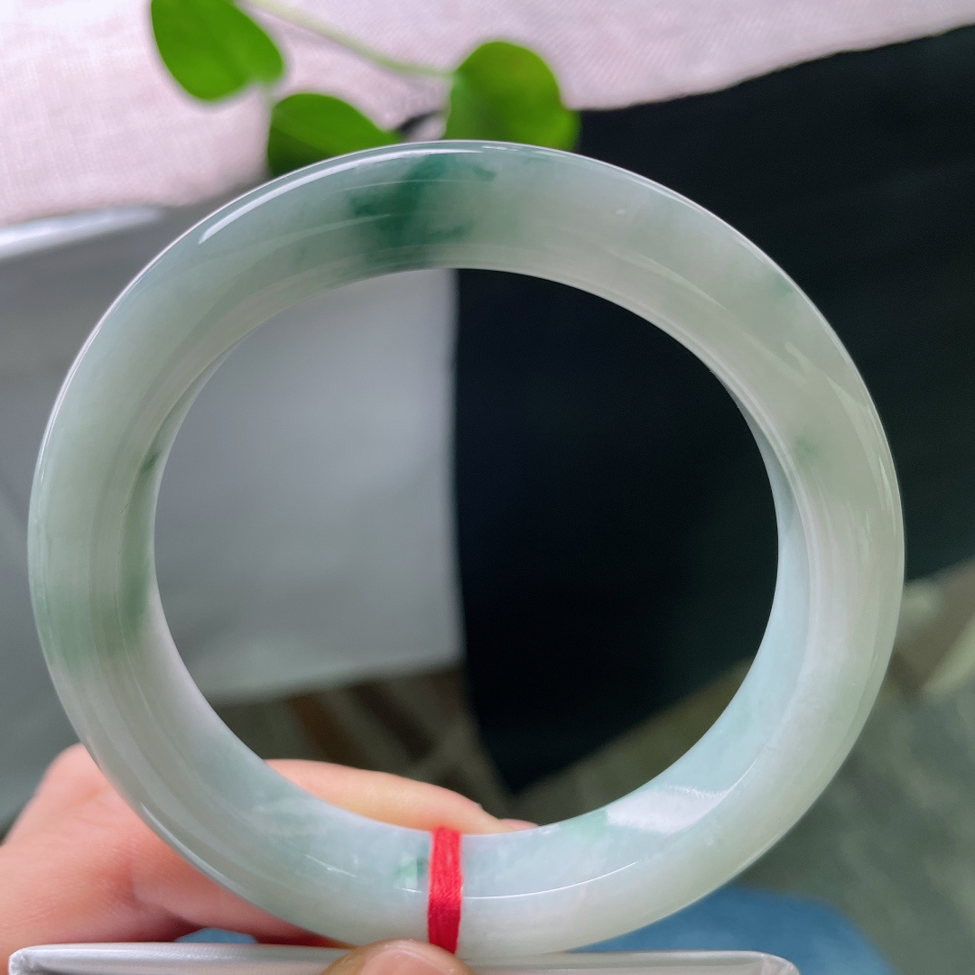 飘花正圈，内纹，清新淡雅的飘花玉镯，花色随性自然，尽显从容脱俗气质。ss56909a