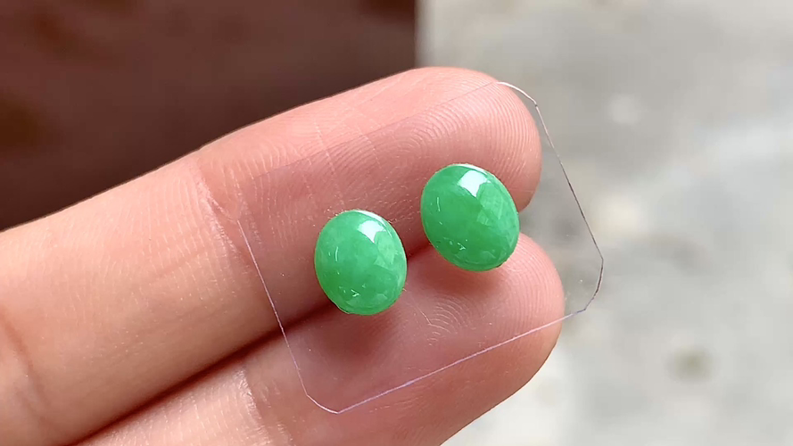 ️ 阳绿蛋面一对,7.3*6.2*3 完整