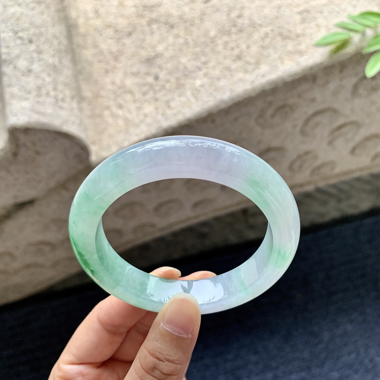 正圈55 56，圈口56.6/12.5/9.4，编码W6080401，描述：糯冰飘绿，水润，种老，细腻，打灯有絮线