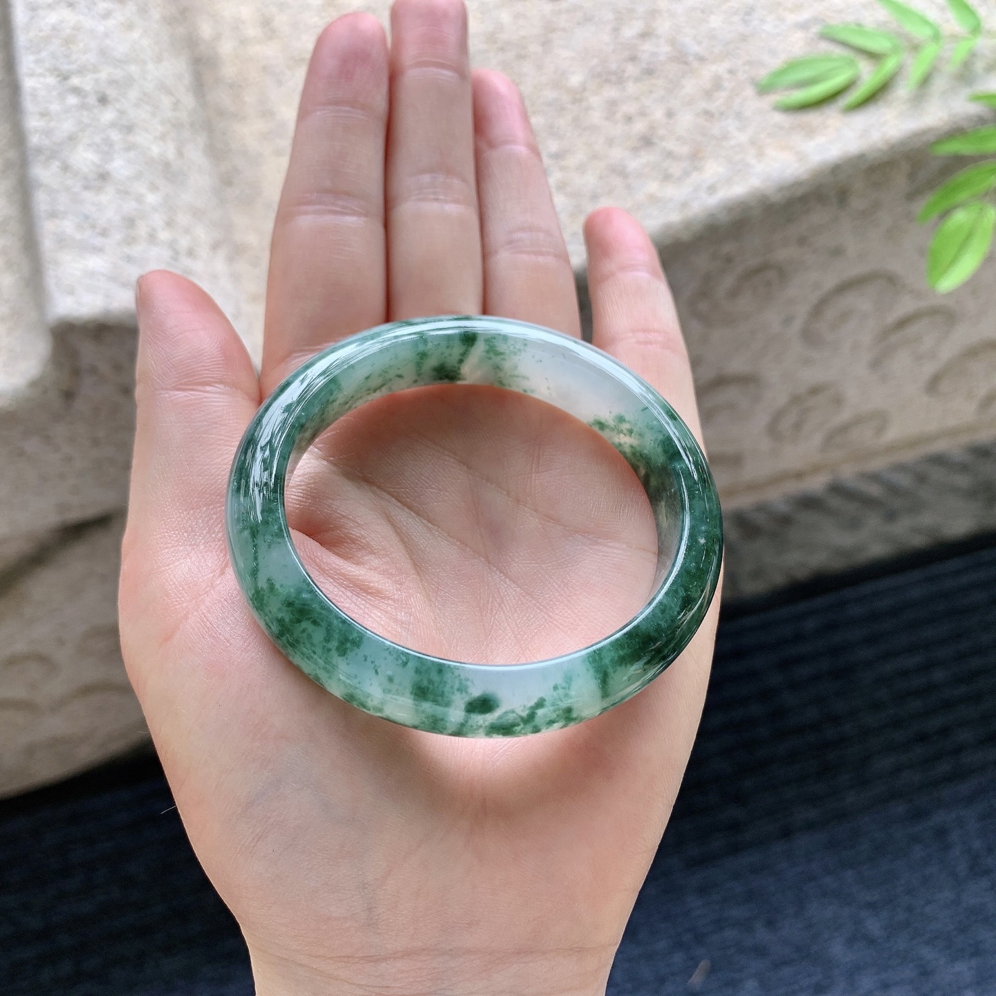 糯冰飘花，水润，种老，细腻，打灯有絮线