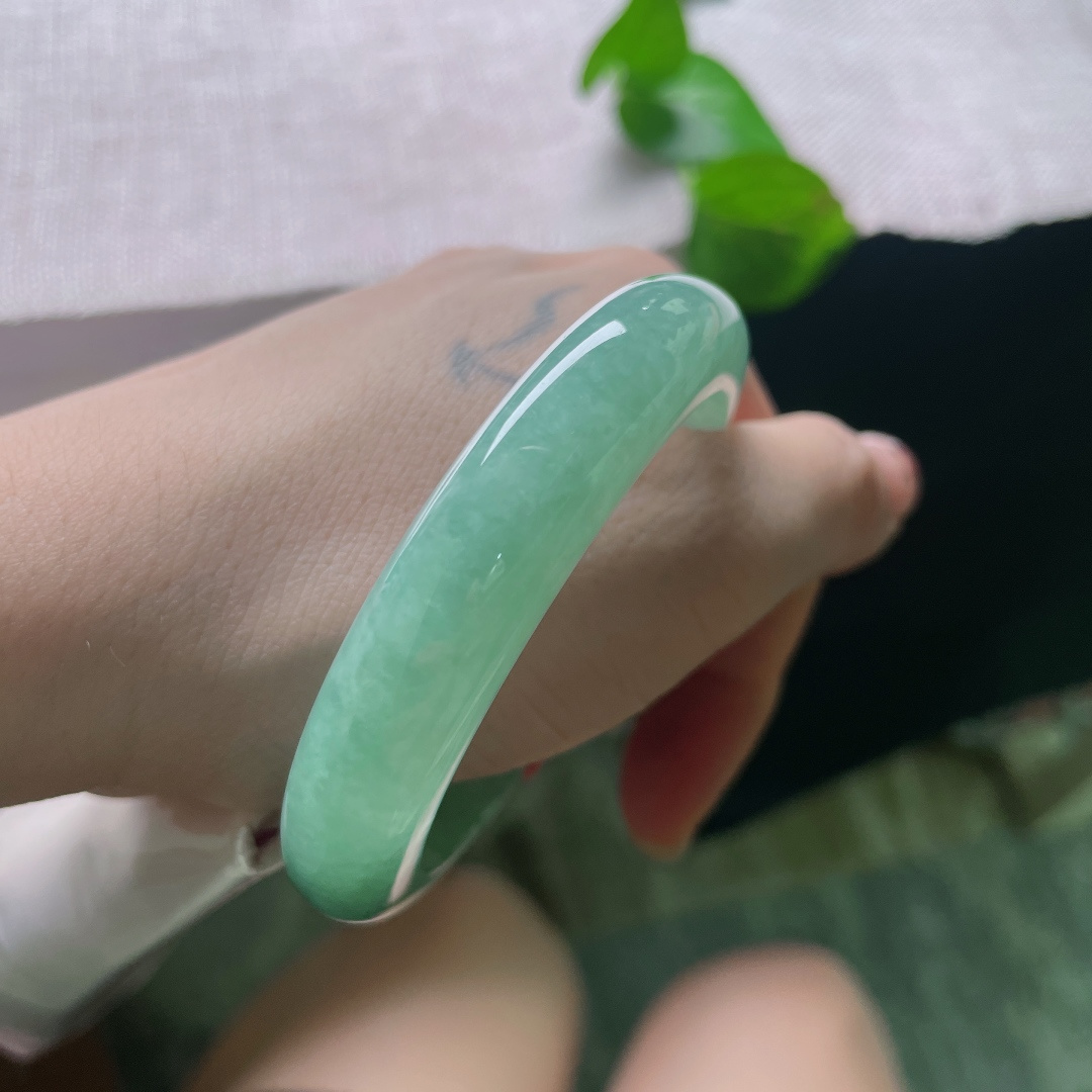 绿底正圈，无裂，满圈清甜苹果绿翡翠镯，玉面莹润透亮，柔光流转尽显珠光宝气，贵气清新动人。ss57051a