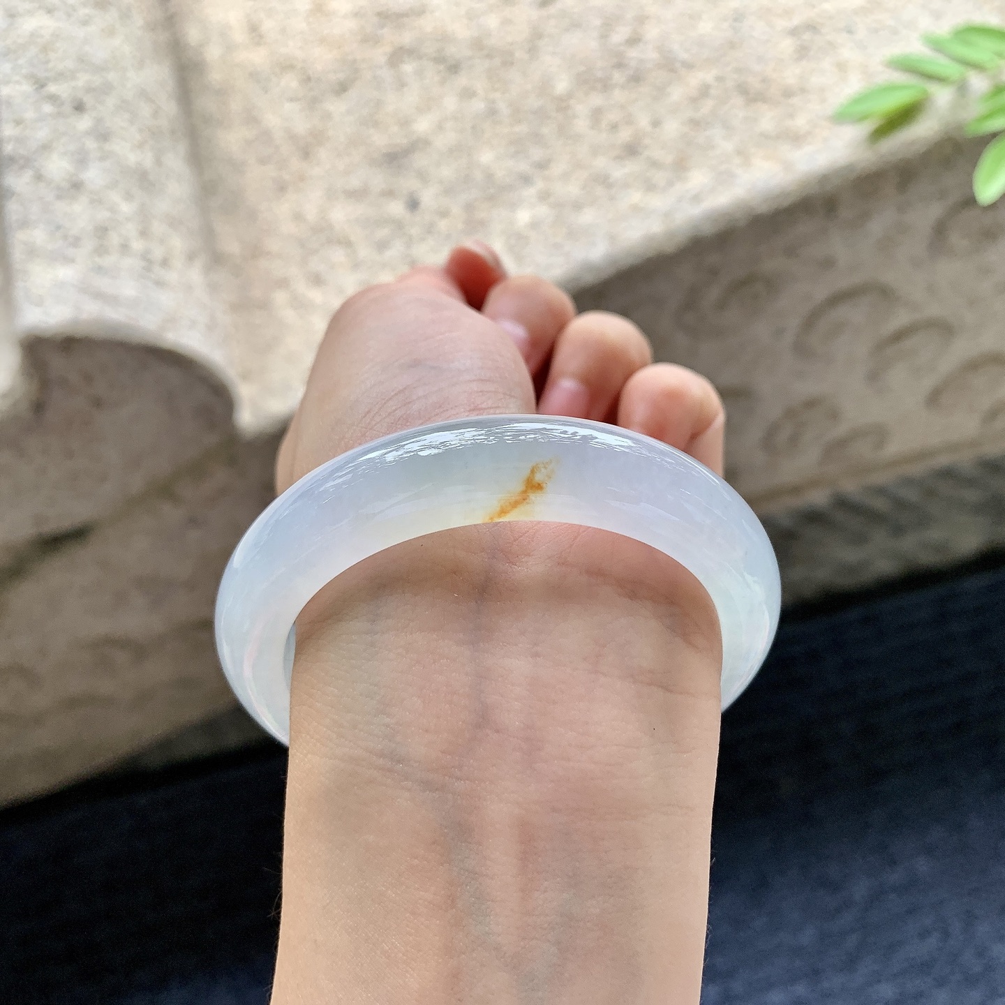 正圈54 55，圈口55.3/12.2/8.6，编码H9080421，冰糯春彩，飘黄翡，水润，种老，细腻，无裂。