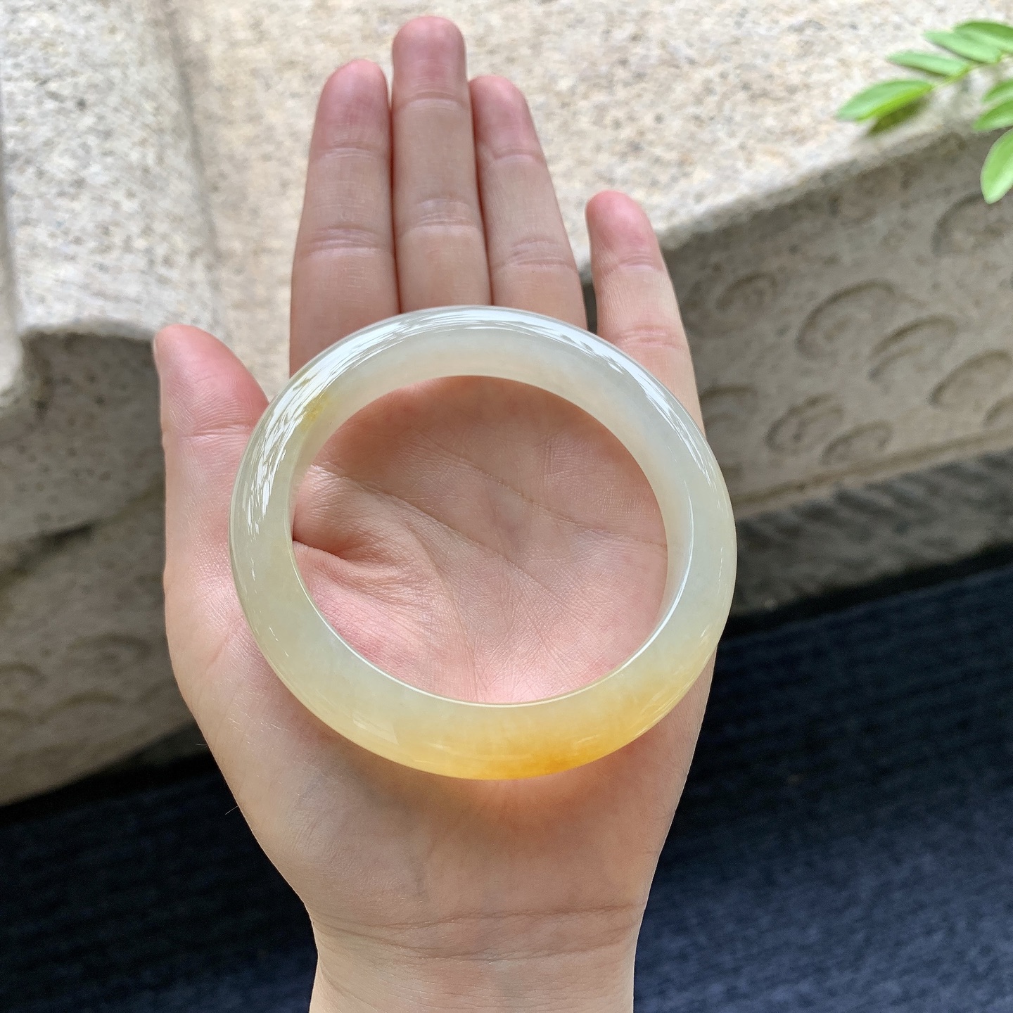 正圈56 57，圈口57.7/12.2/9，编码J7080426，描述冰糯黄翡，水润，种老，细腻，打