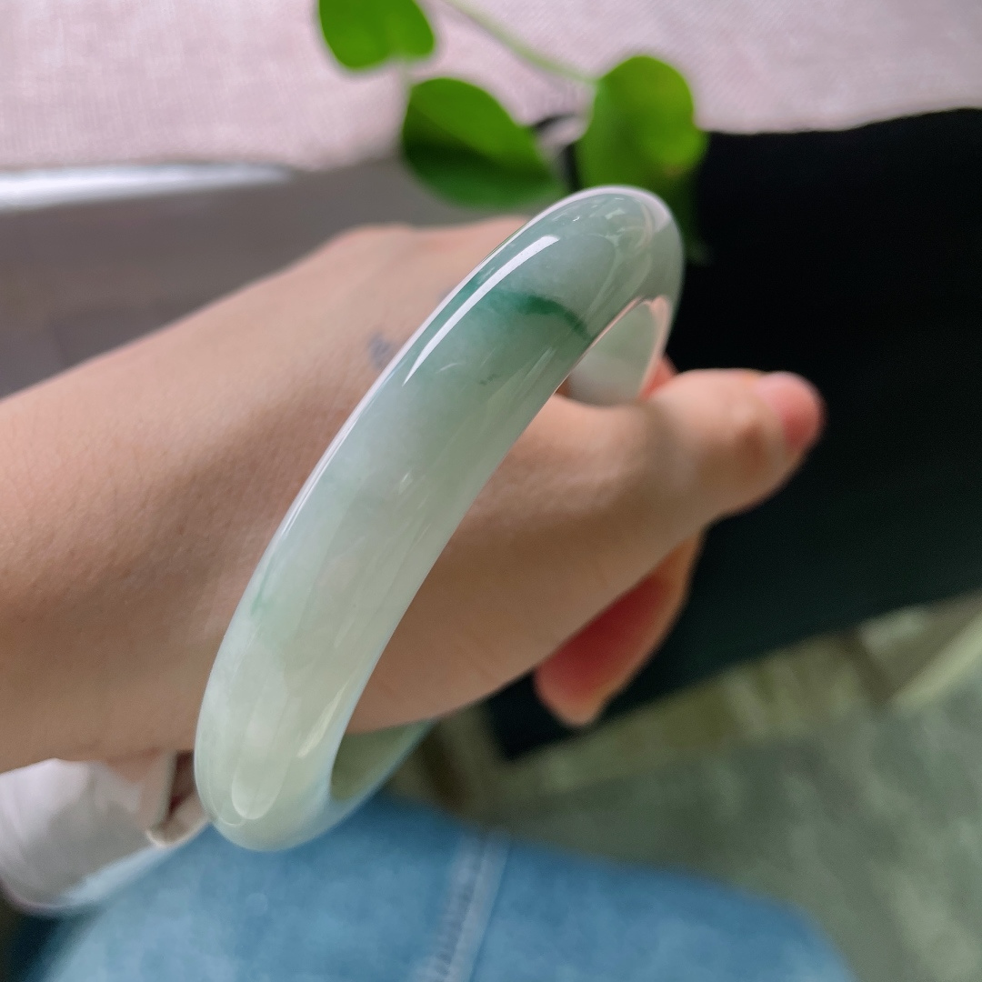飘花正圈，内纹，清新淡雅的飘花玉镯，花色随性自然，尽显从容脱俗气质。ss56909a