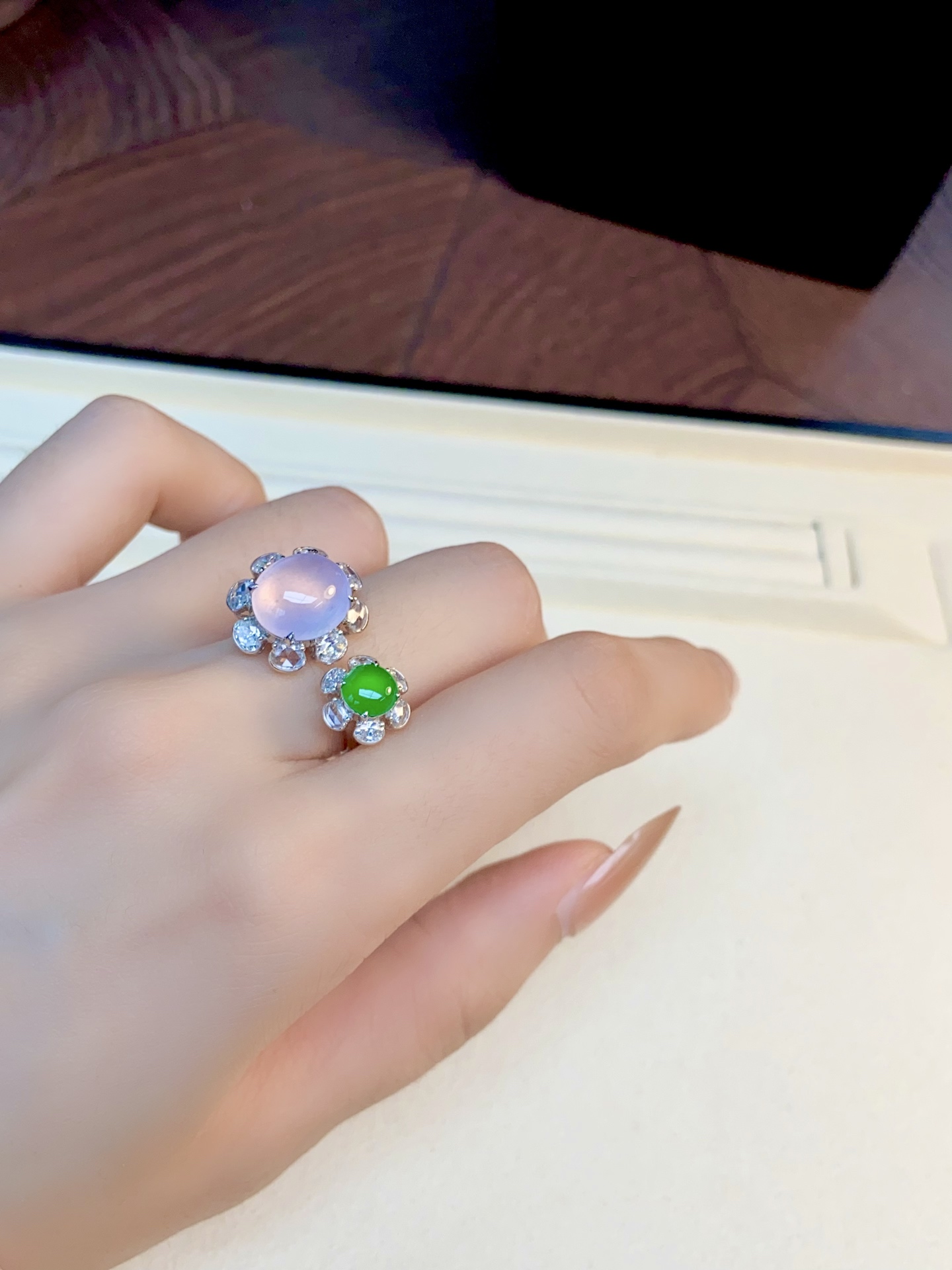 高冰种紫绿蛋面戒指，水光充盈，粉紫温柔清雅，帝王绿浓郁贵气，灵韵扑面而来，时尚感拉满：25.4-16