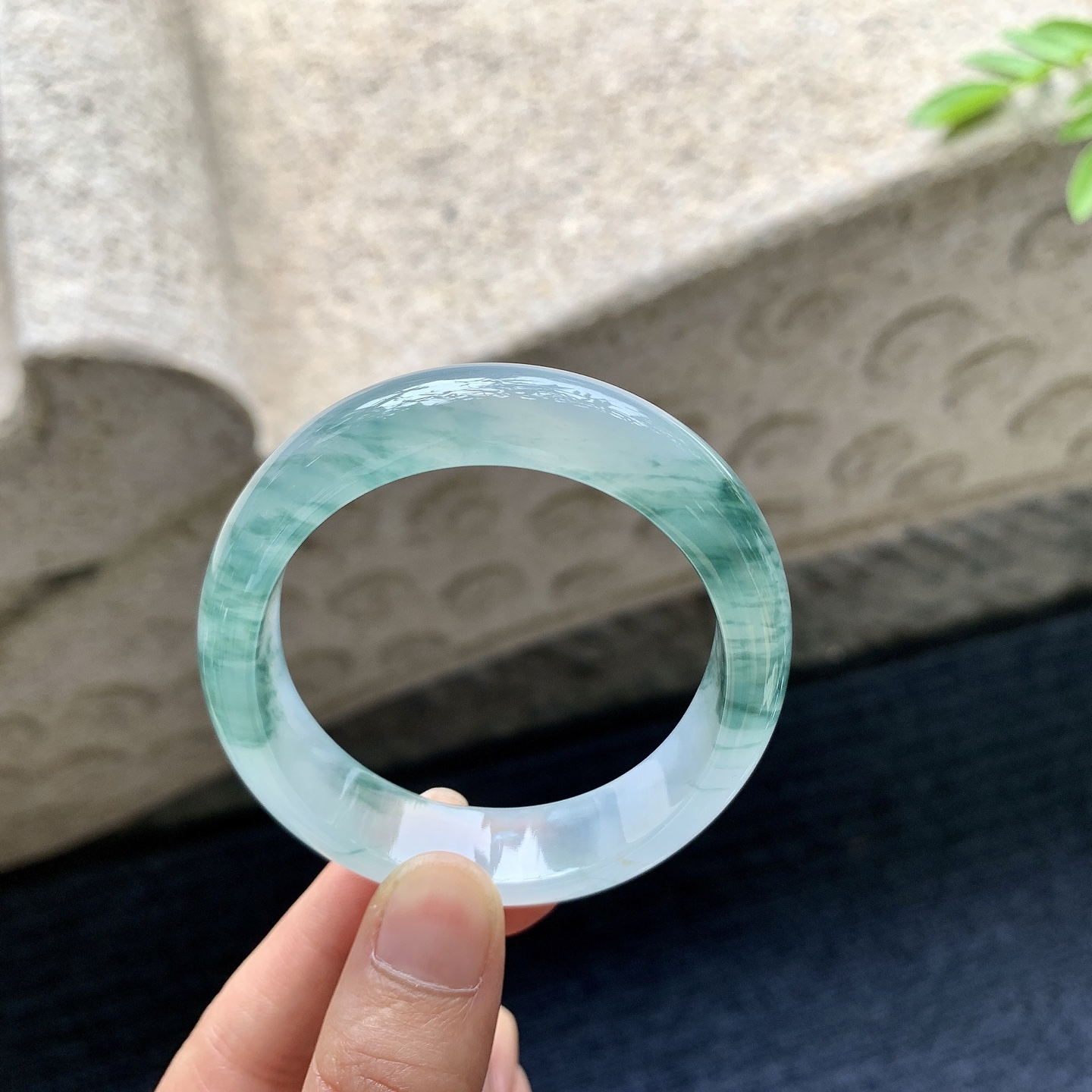 贵妃54 55，圈口55.2/48.3/12.8/7.3，编码Q5080449，冰糯飘花，清透，水润，种老，细腻，无裂。