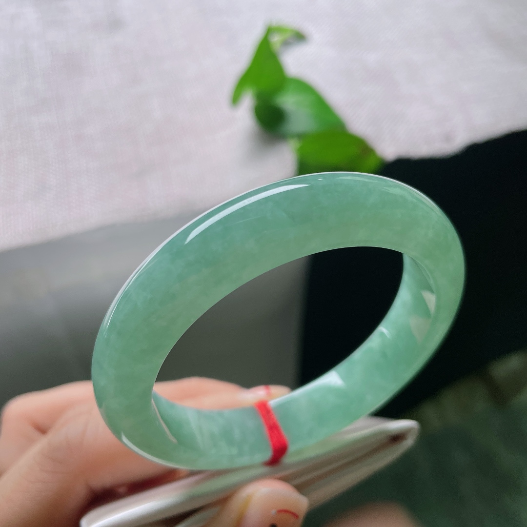 绿底正圈，无裂，满圈清甜苹果绿翡翠镯，玉面莹润透亮，柔光流转尽显珠光宝气，贵气清新动人。ss57051a