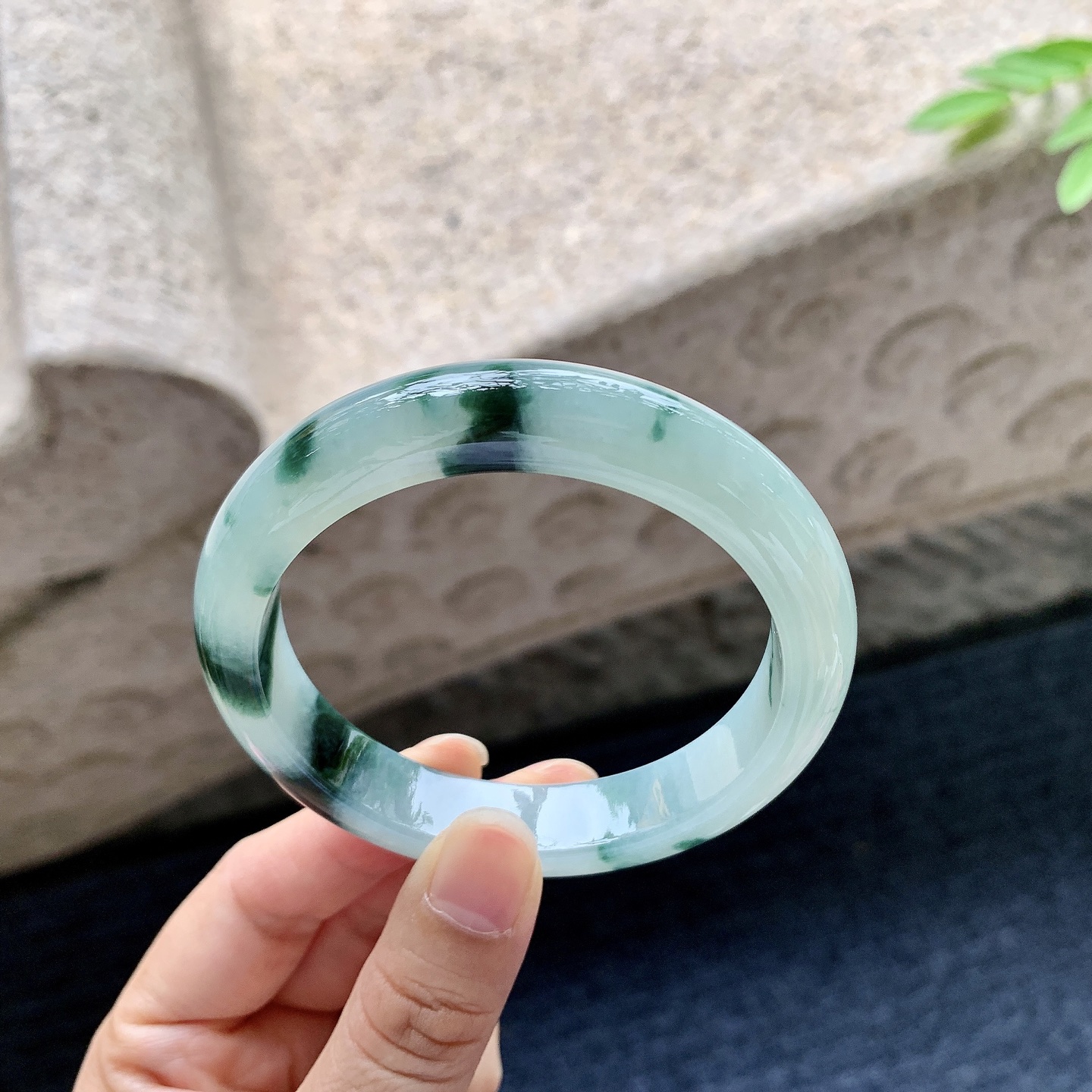 正圈55 56，圈口56.6/11.5/8，编码W6080433，描述：细糯飘花，水润，种老，细腻，无裂。