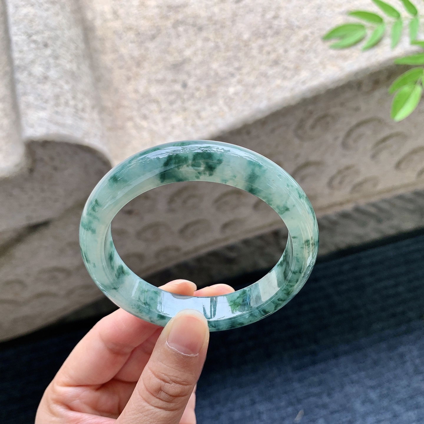 正圈55 56，圈口55.6/12.2/8.2，编码W6080215，描述冰糯晴绿，水润，种老，细腻，打灯有棉线