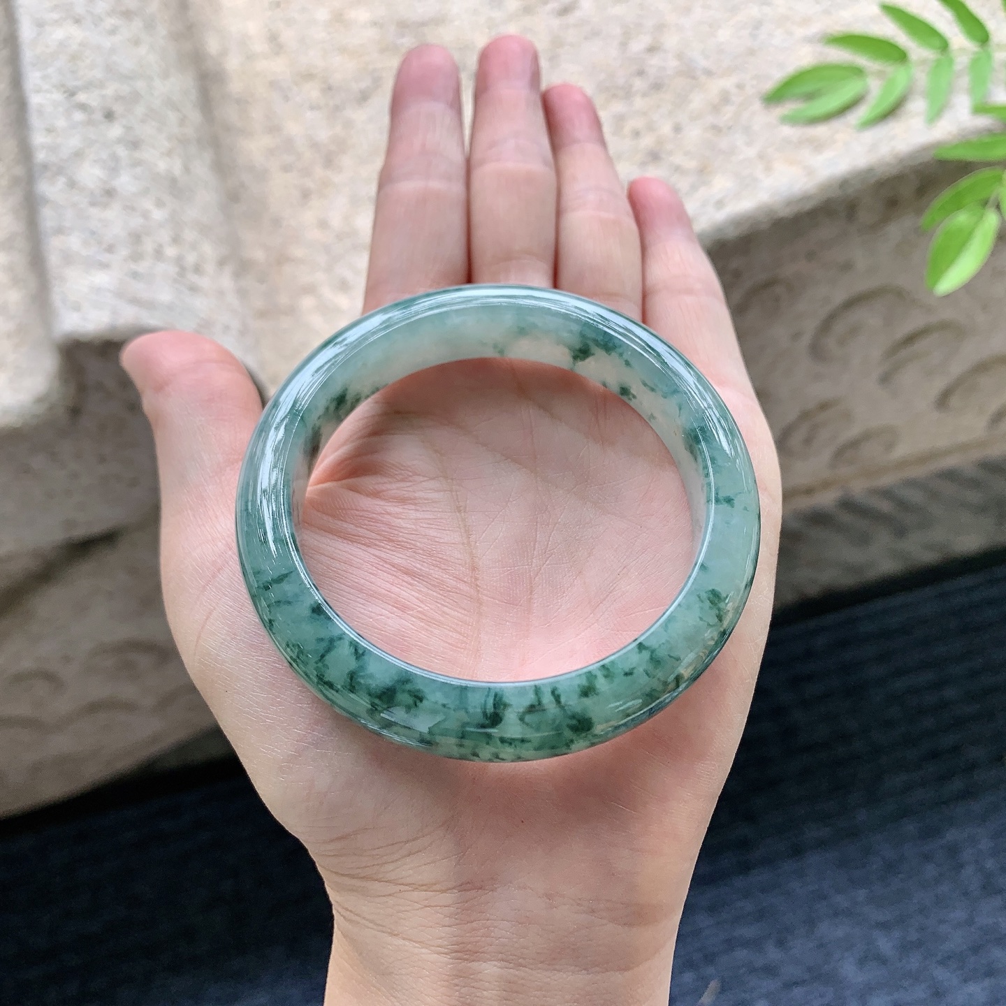 正圈55 56，圈口55.6/12.2/8.2，编码W6080215，描述冰糯晴绿，水润，种老，细腻