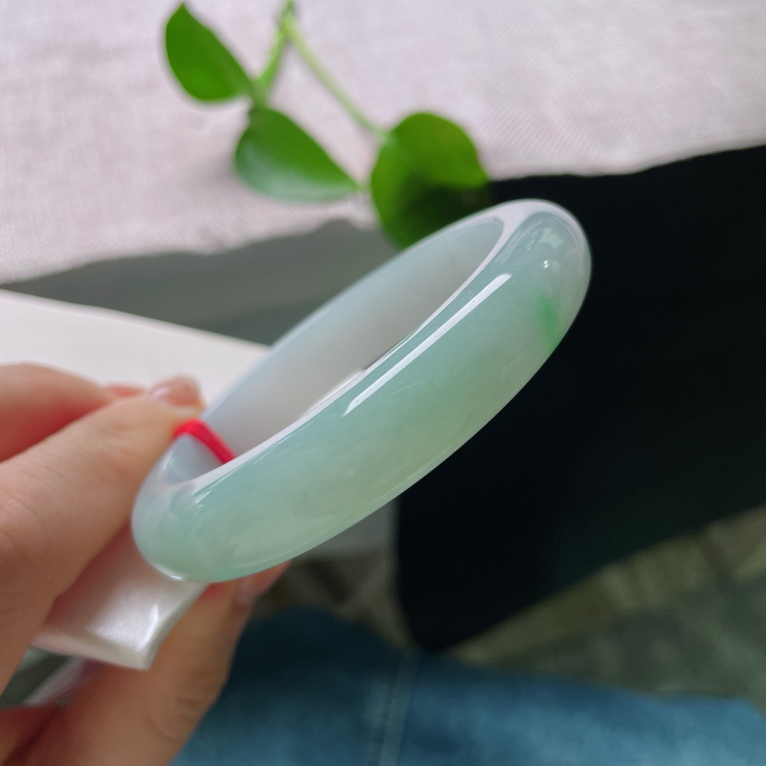 56/12.5/8，飘阳绿正圈，水头好，种老，肉质细腻干净，点翠千金，无裂，57056a