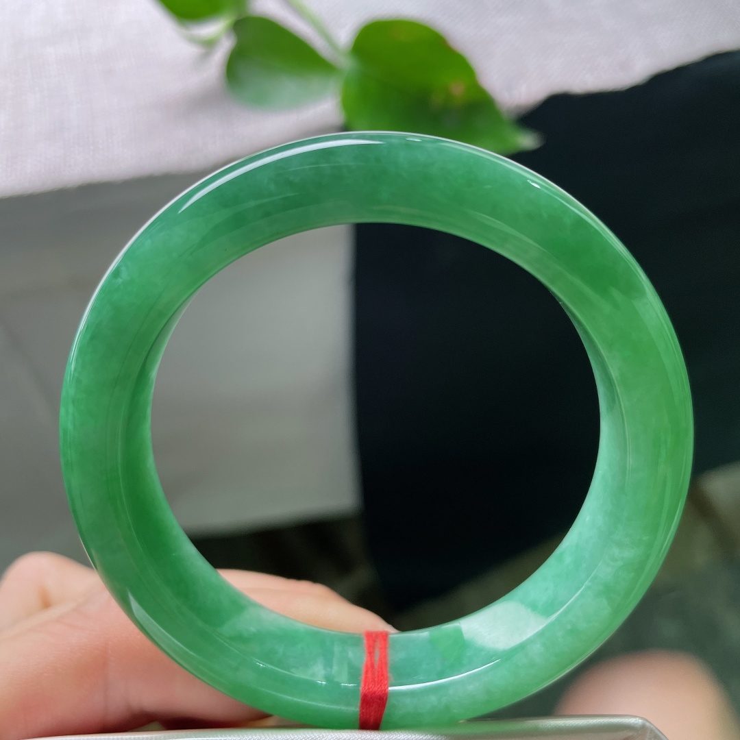 53.3/12.3/8.4，绿底正圈，偏爱这抹匀净绿底，玉质细腻油润，抬手便是低调温润的东方氛围，有