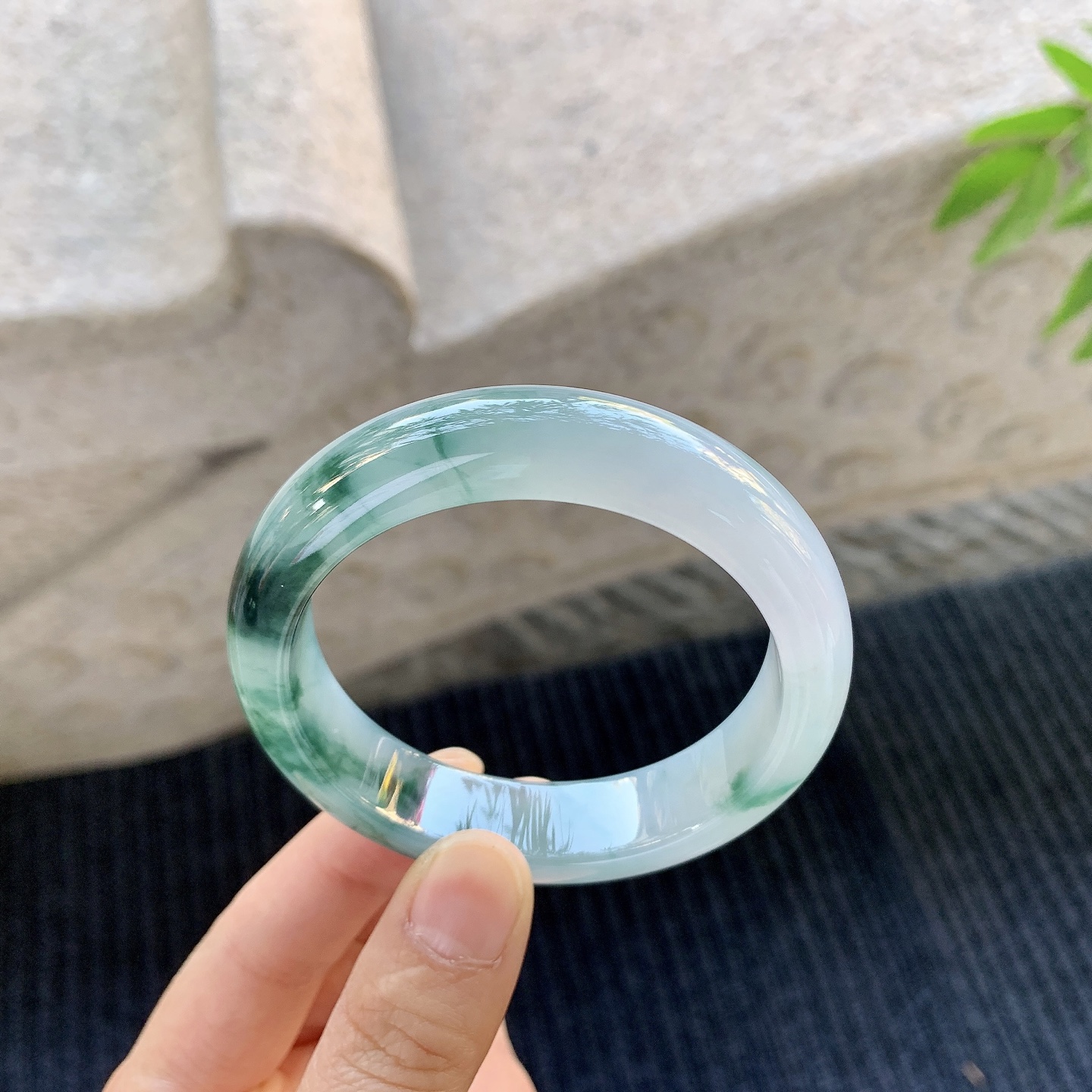 正圈53 54，圈口54.5/13.8/8.2，编码A1080231，冰糯飘花，水润，种老，细腻，无裂。