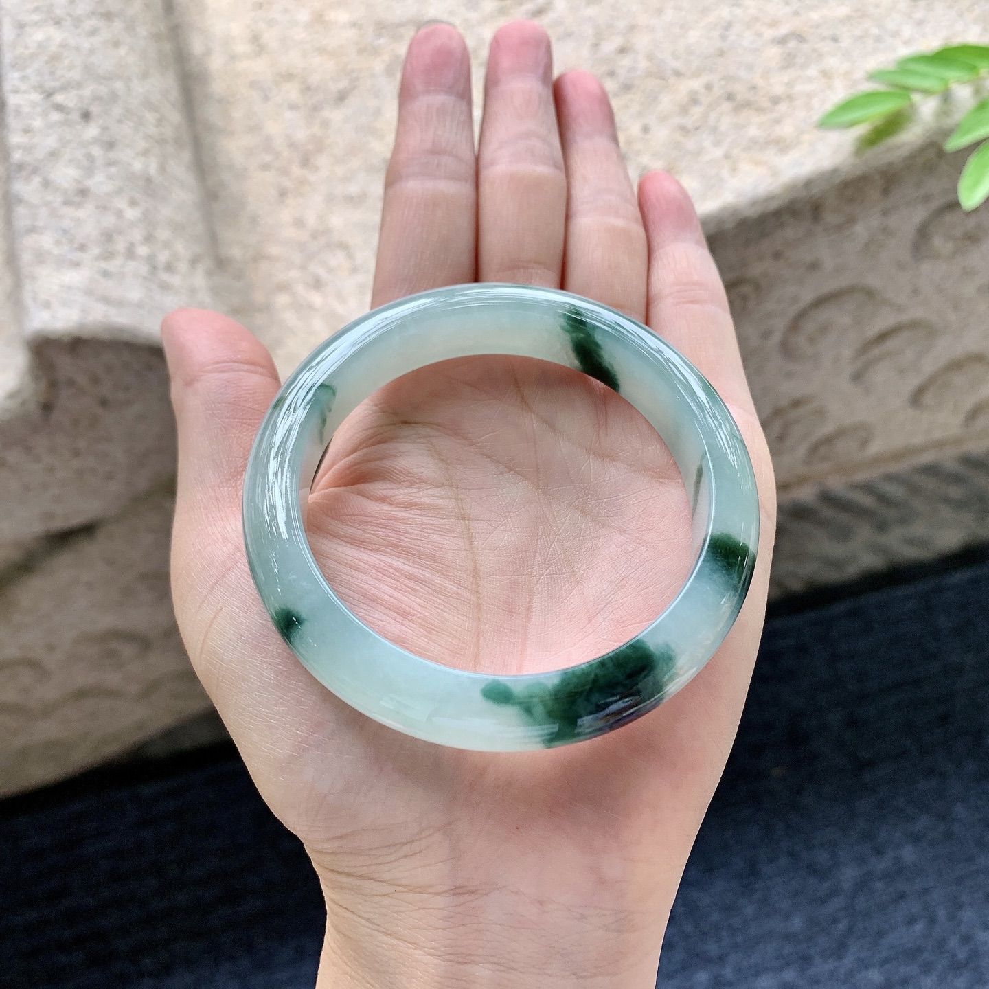 正圈55 56，圈口56.6/11.5/8，编码W6080433，描述：细糯飘花，水润，种老，细腻，