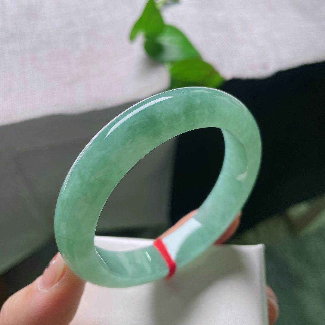 绿底正圈，无裂，满圈清甜苹果绿翡翠镯，玉面莹润透亮，柔光流转尽显珠光宝气，贵气清新动人。ss57051a