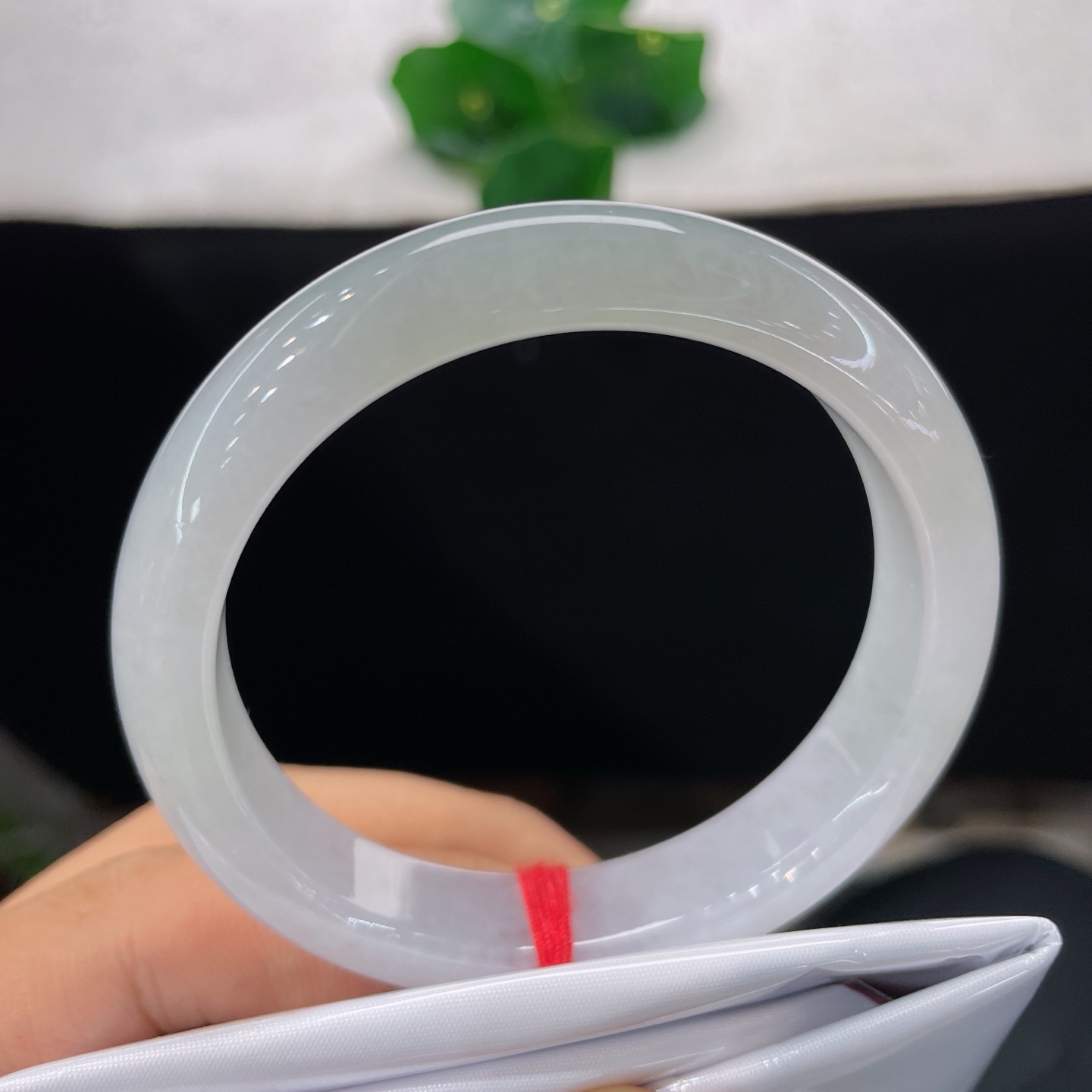 圈口53.8/11.6/7.4，细糯正圈，53/54可戴，仿若寒月凝霜，清透莹润。质地澄澈细腻。无裂