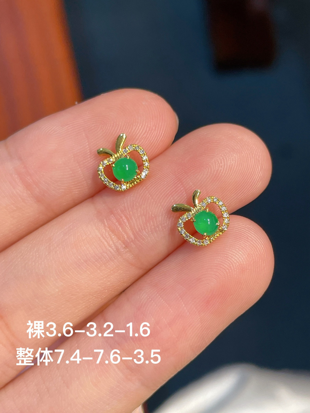 阳绿蛋面耳钉，无裂，18k金镶嵌，不议退，强烈推荐，7.4-7.6-3.5