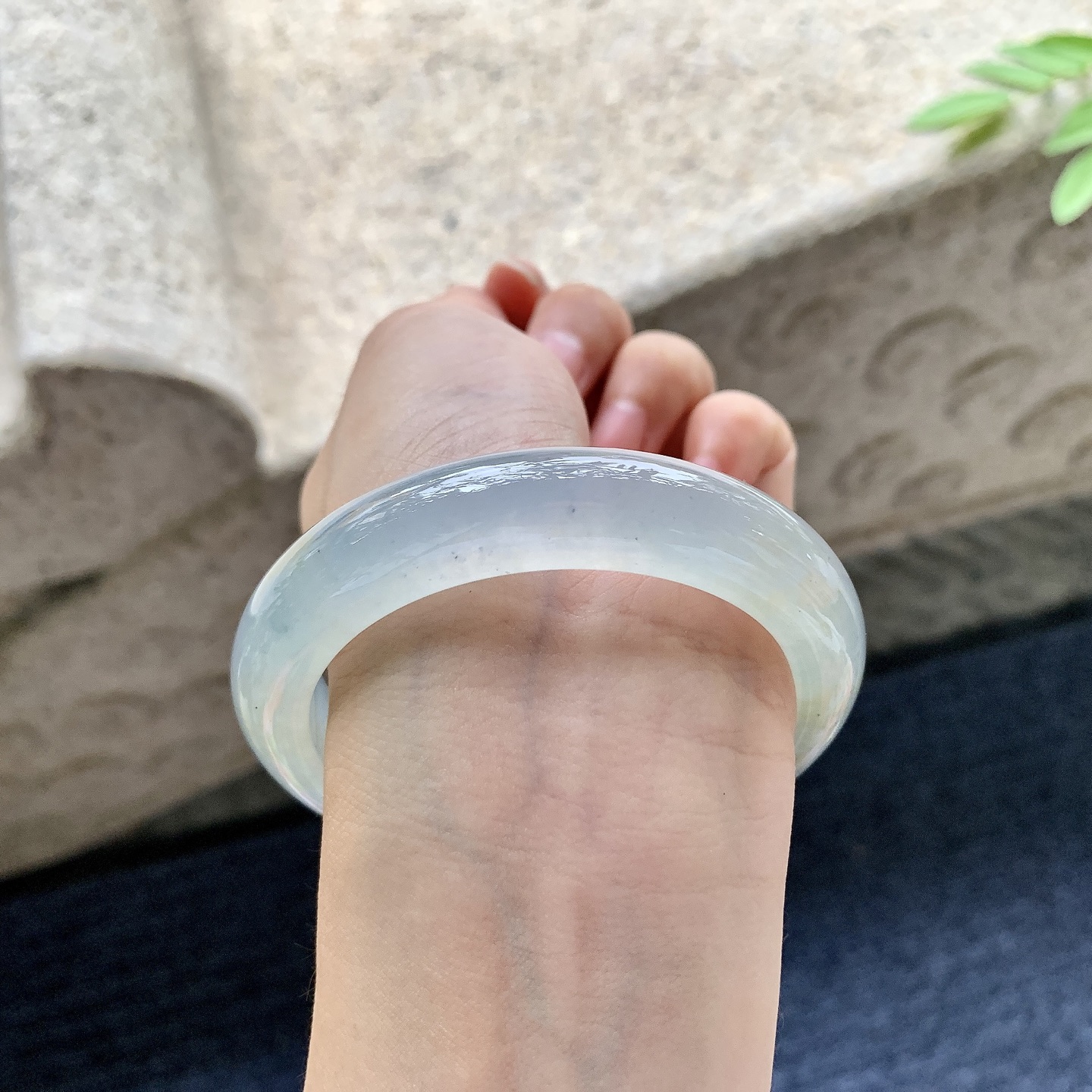正圈55 56，圈口56.4/12.5/9.2，编码H9080417，冰糯飘黄翡，清透，水润，种老，细腻，无裂。