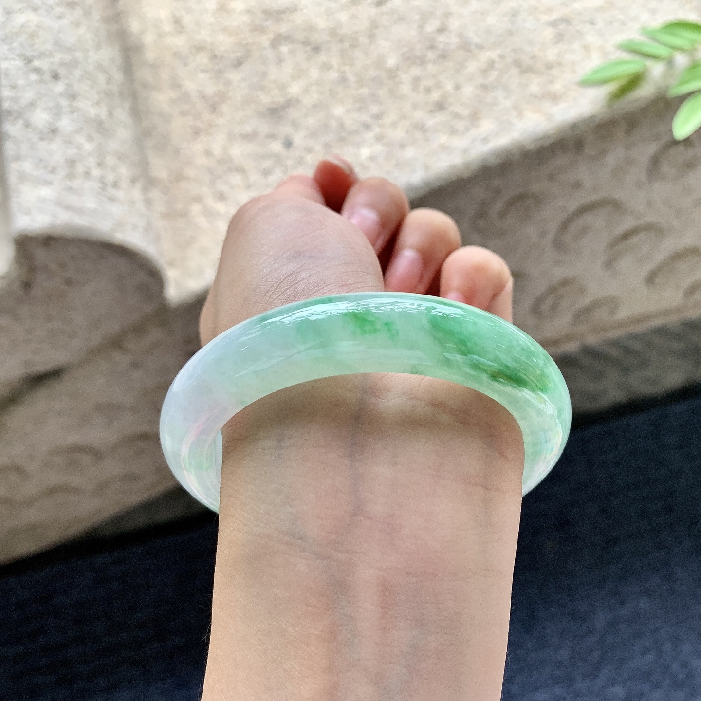 正圈55 56，圈口56.6/12.5/9.4，编码W6080401，描述：糯冰飘绿，水润，种老，细腻，打灯有絮线