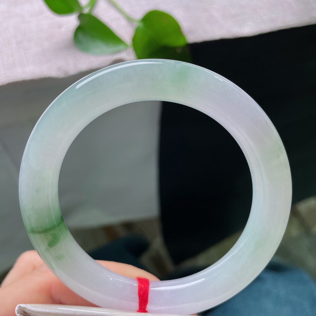 56.6/11，飘花圆条，冰晶玉莹，腕间一抹花开富贵，绰约多姿，晶体，56998a