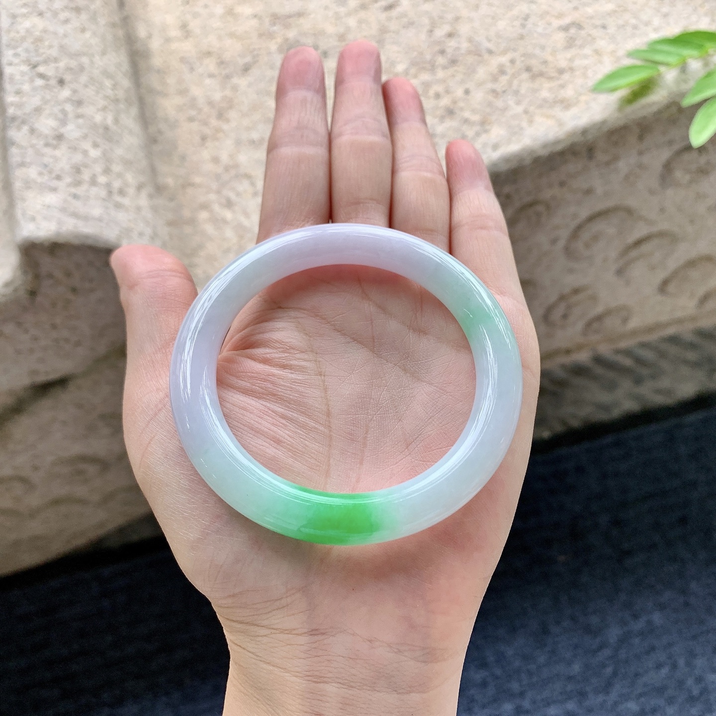 圆条53 54，细糯飘阳绿，水润，种老，细腻，无裂。